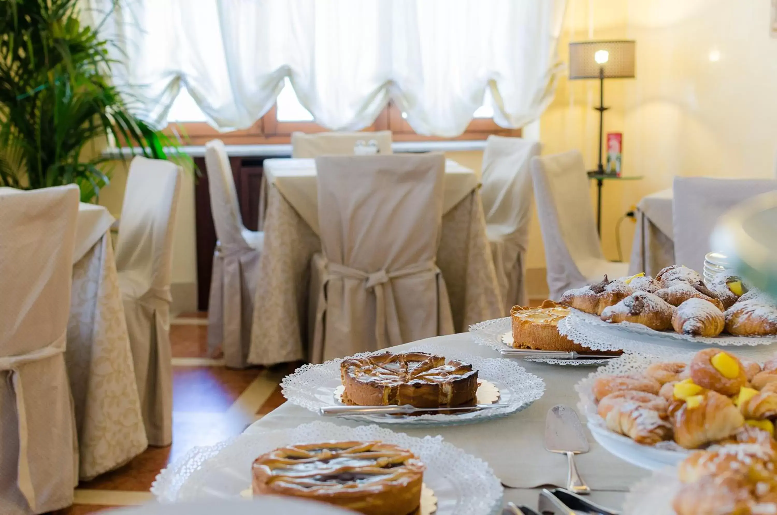 Buffet breakfast, Banquet Facilities in Hotel Vecchio Borgo