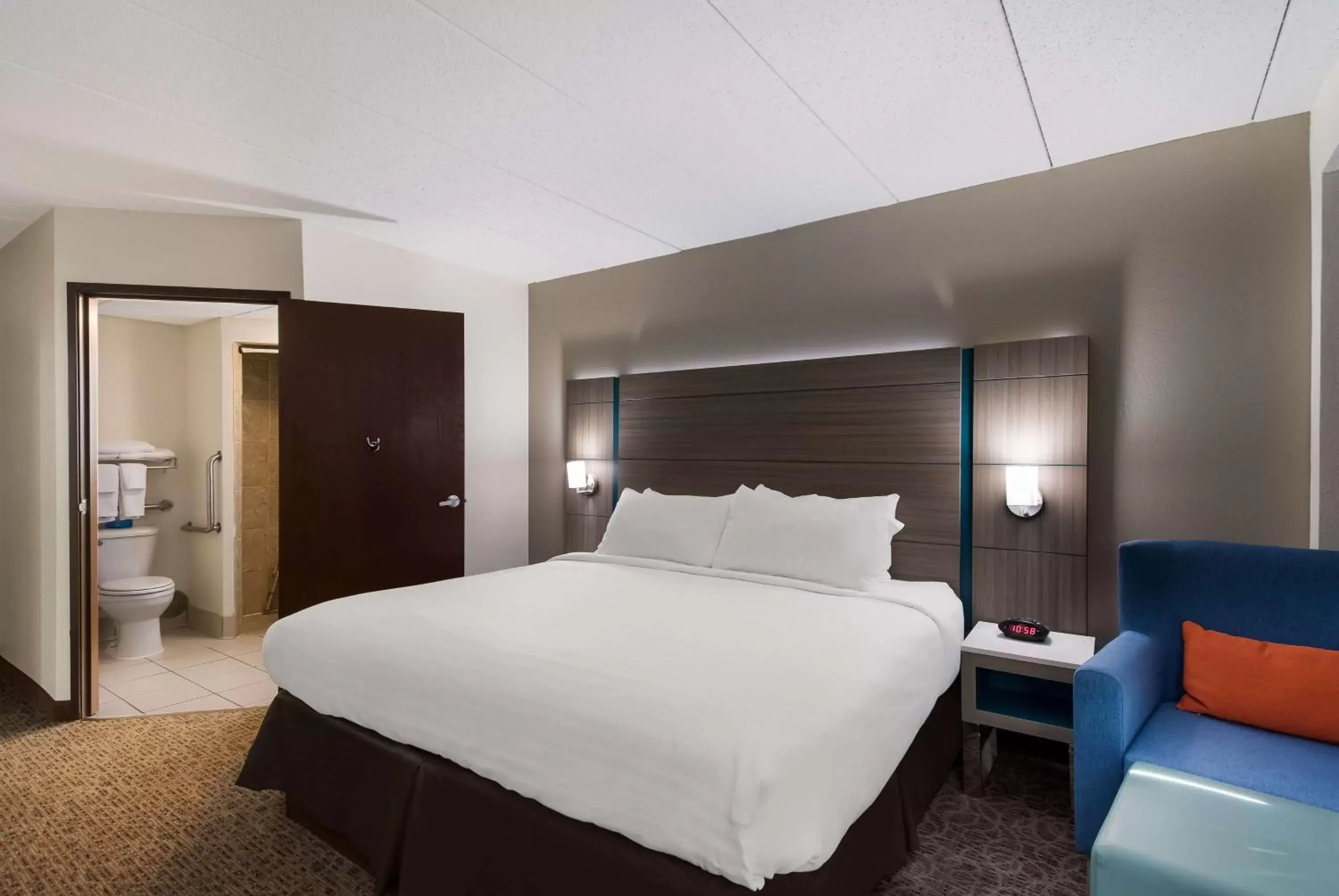 Room with One Double Bed and One Single Bed and Roll-In Shower - Disability Access in Best Western Bemidji Room with One Double Bed and One Single Bed and Roll-In Shower - Disability Access in Best Western Bemidji