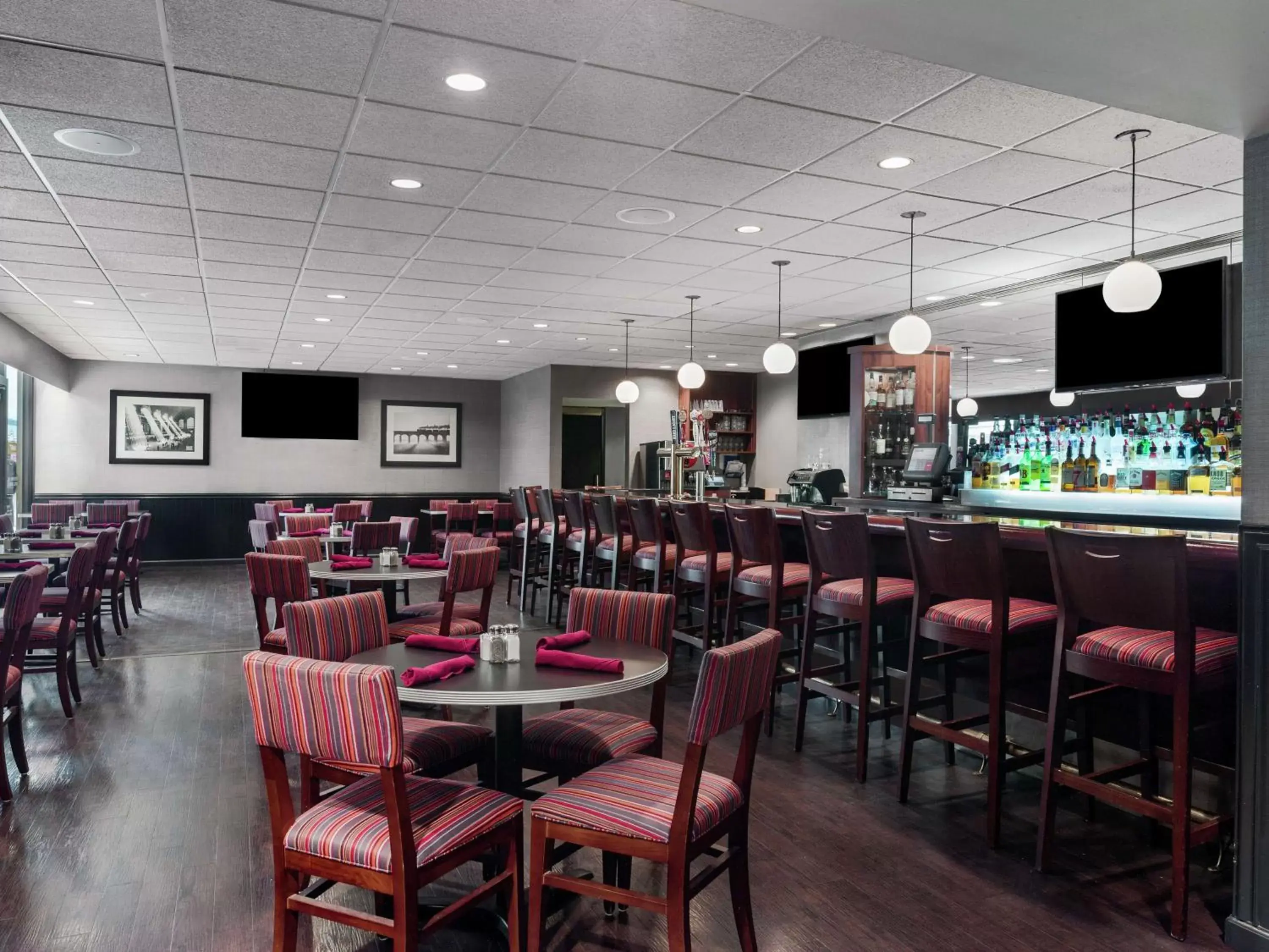 Lounge or bar, Restaurant/Places to Eat in DoubleTree by Hilton Newark Penn Station, NJ