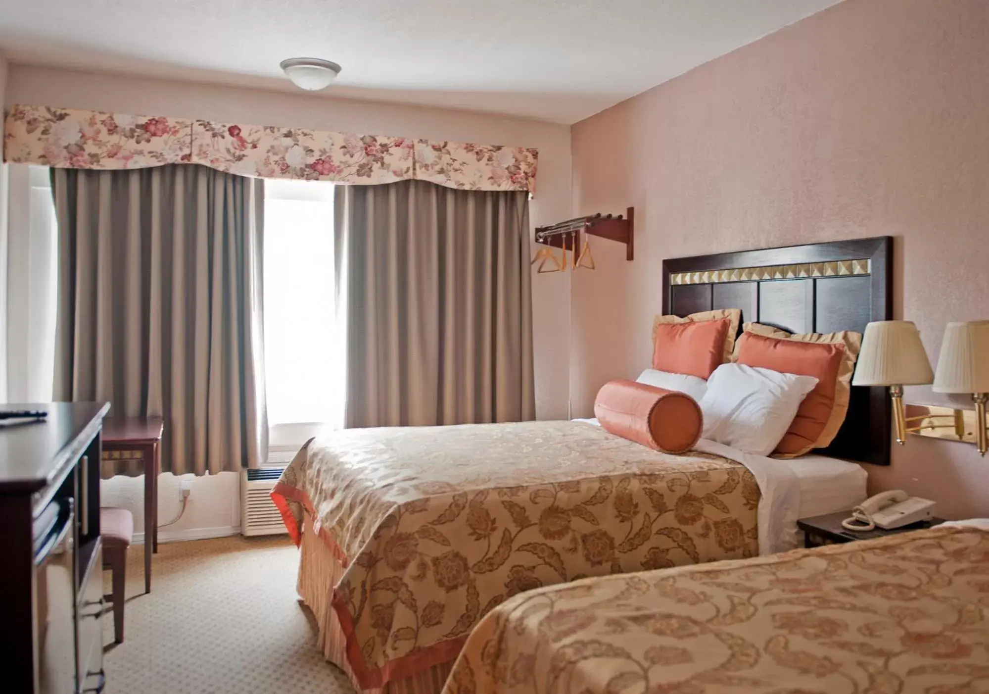 Shower, Bed in Harborview Inn & Suites-Convention Center-Airport-Gaslamp-Seaworld-Zoo-Balboa Park