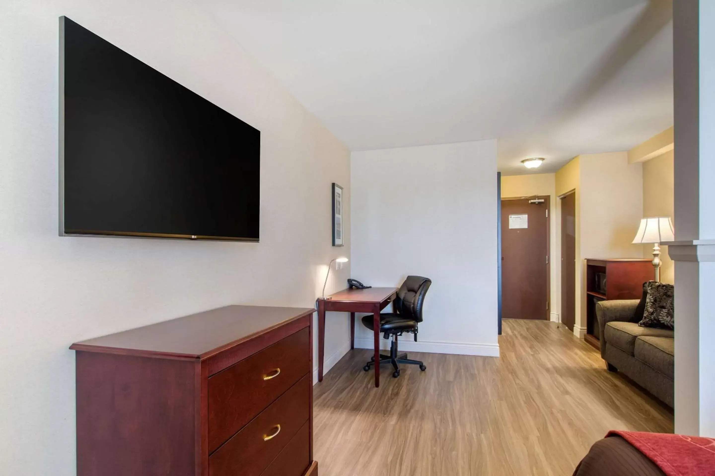 Photo of the whole room, TV/Entertainment Center in Comfort Inn & Suites Levis / Rive Sud Quebec city