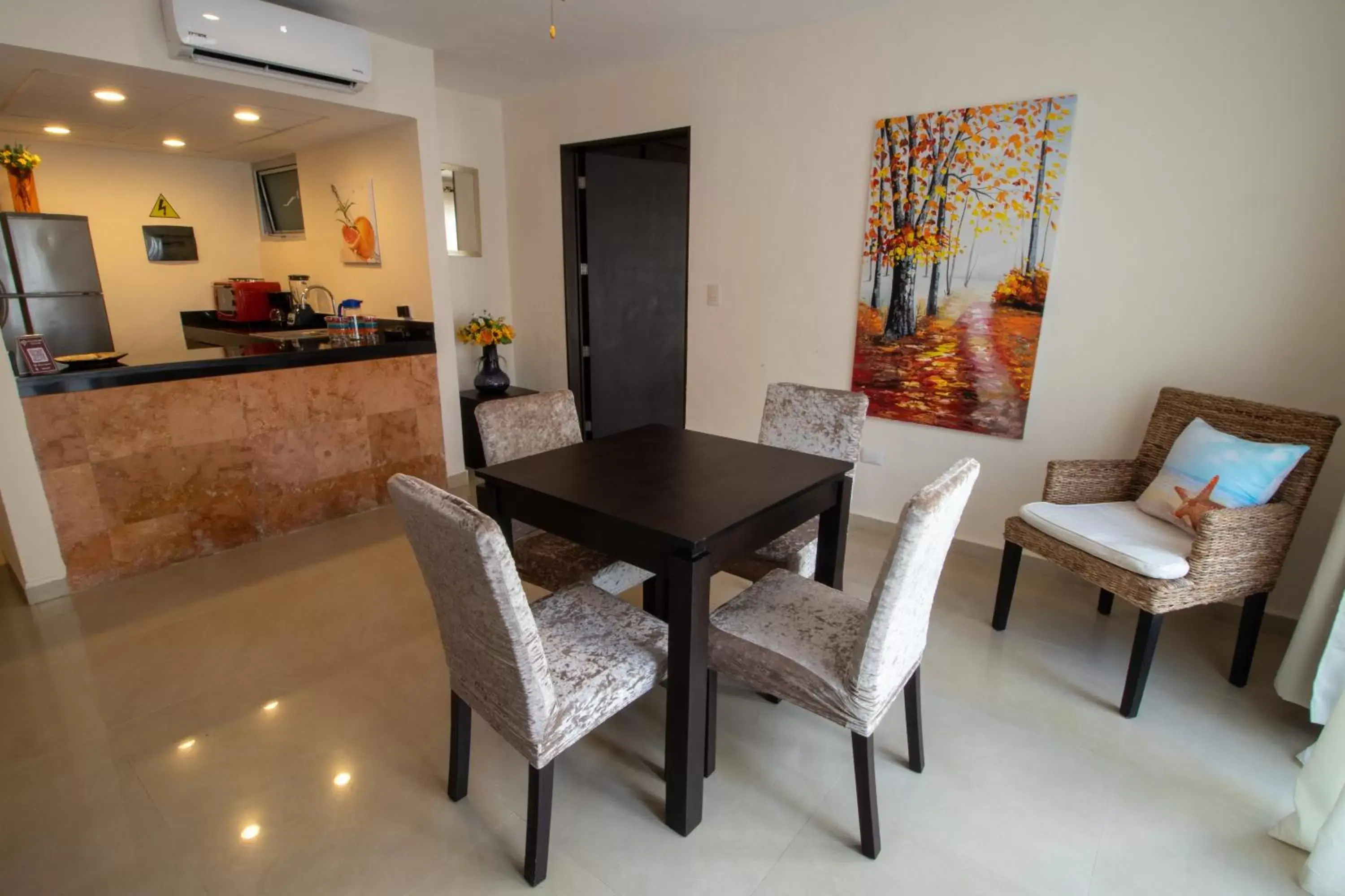 Kitchen or kitchenette, Dining Area in Hotel Villas Segovia Suites Playa del Carmen