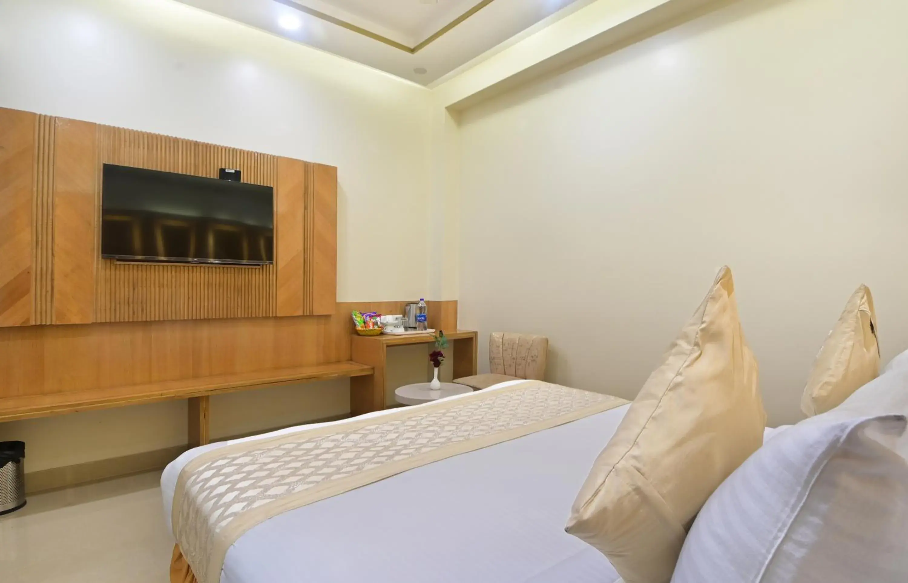 Bed in Hotel Gold Palace - 03 Mins Walk From New Delhi Railway Station