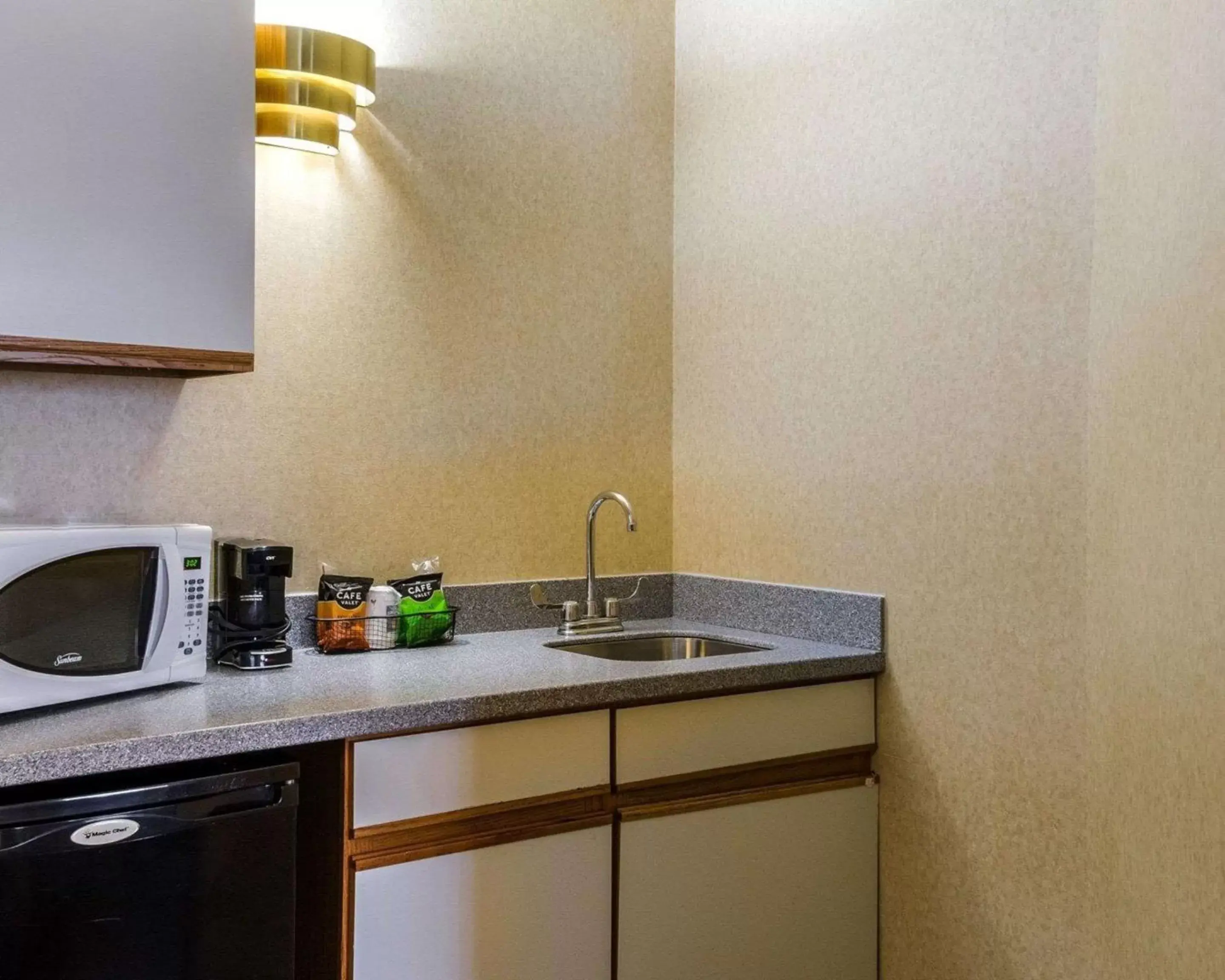 Photo of the whole room, Kitchen/Kitchenette in Holiday Inn Express - Fall River North