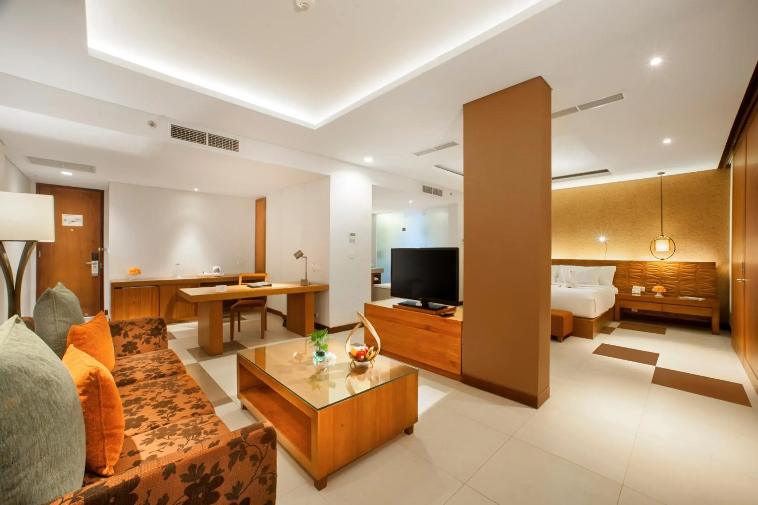 Living room, TV/Entertainment Center in Sun Island Hotel & Spa Legian