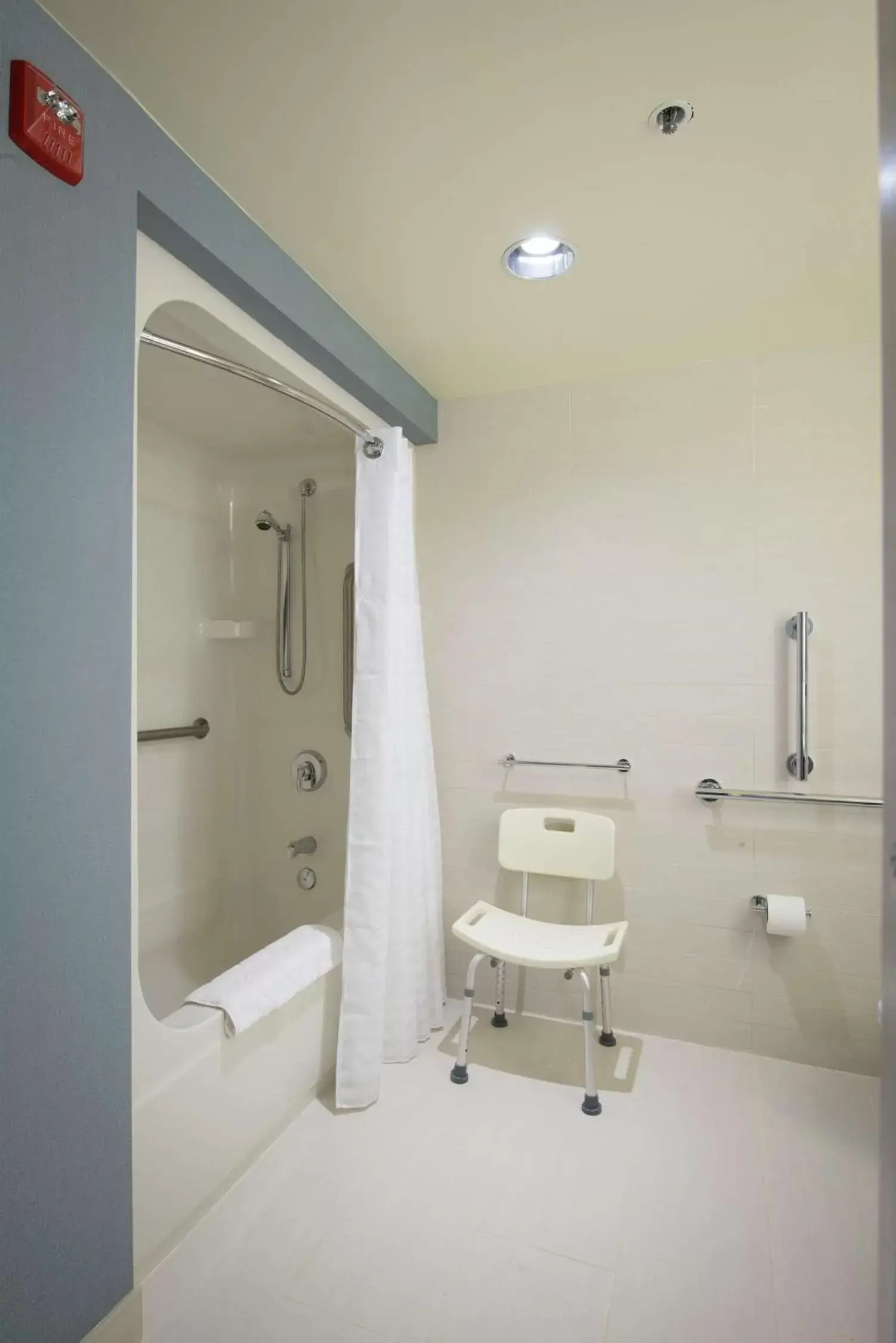 King Room - Hearing Access with Bathtub/Non-Smoking in DoubleTree by Hilton Binghamton King Room - Hearing Access with Bathtub/Non-Smoking in DoubleTree by Hilton Binghamton