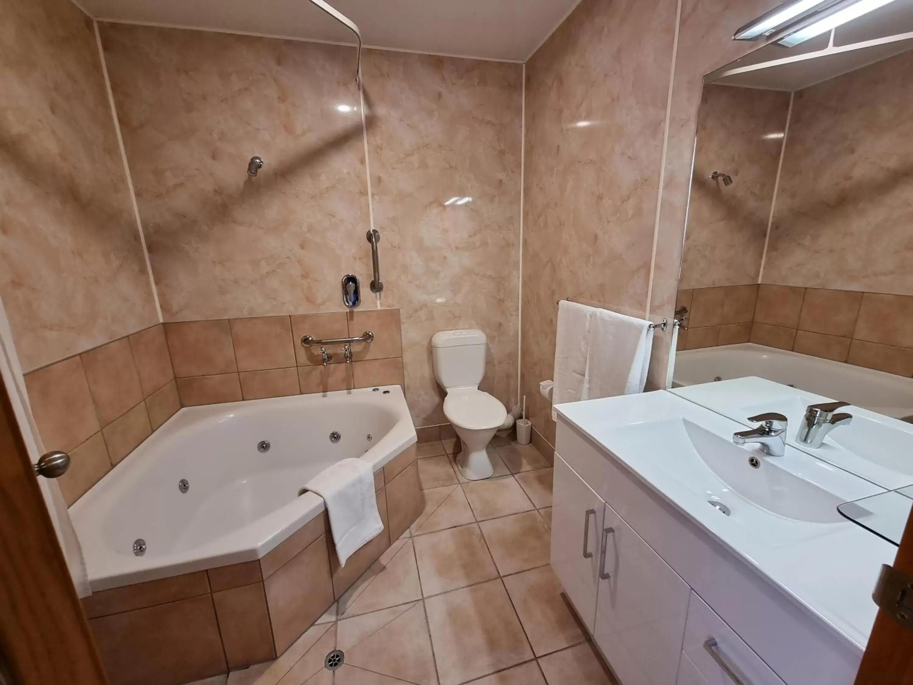 Spa and wellness centre/facilities, Bathroom in Amross Court