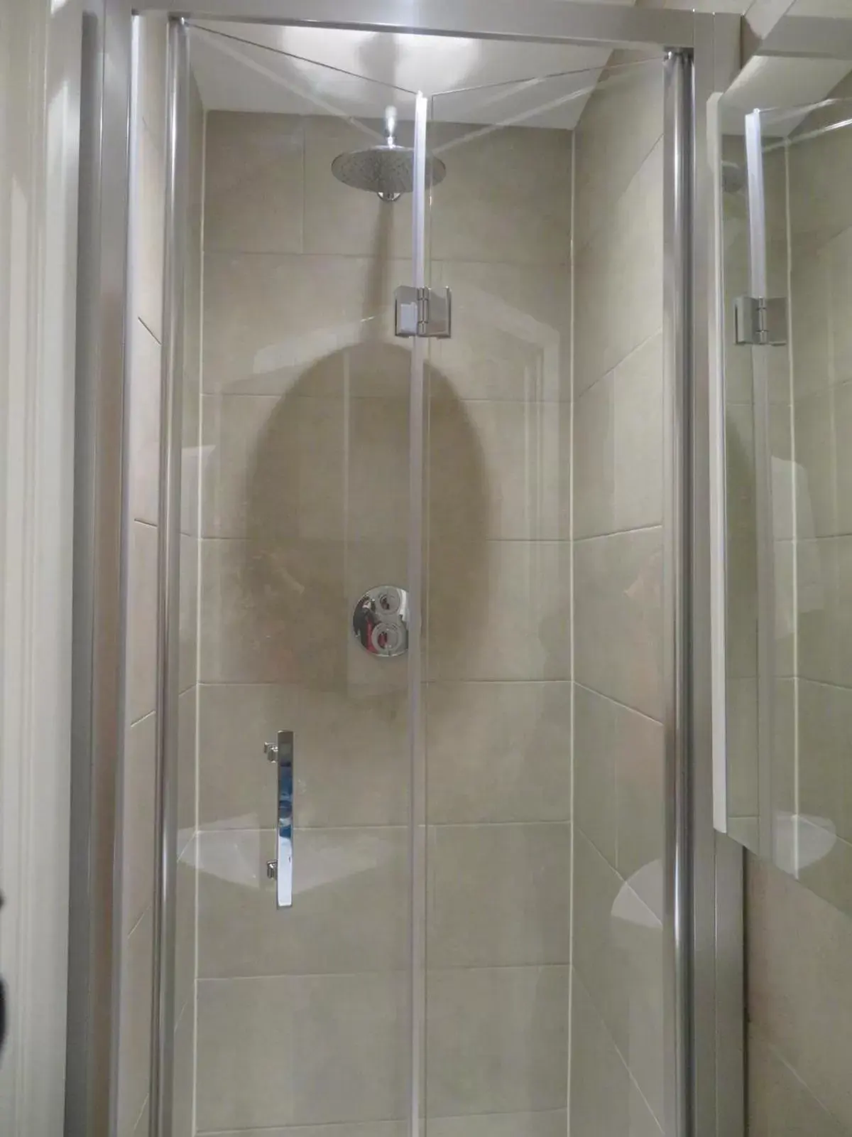 Shower, Bathroom in Glendale Hyde Park Hotel