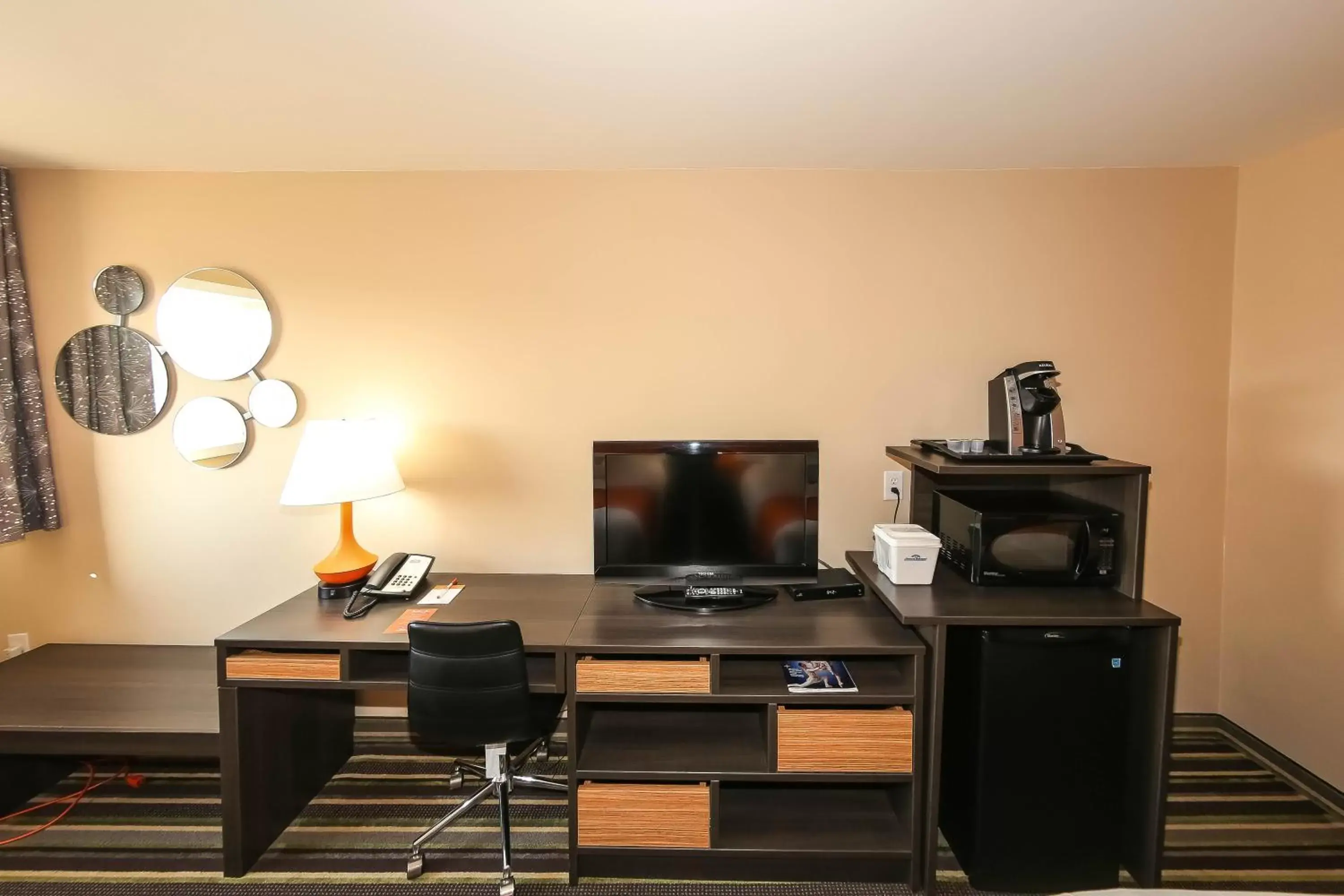 TV and multimedia, TV/Entertainment Center in Howard Johnson by Wyndham Winnipeg West