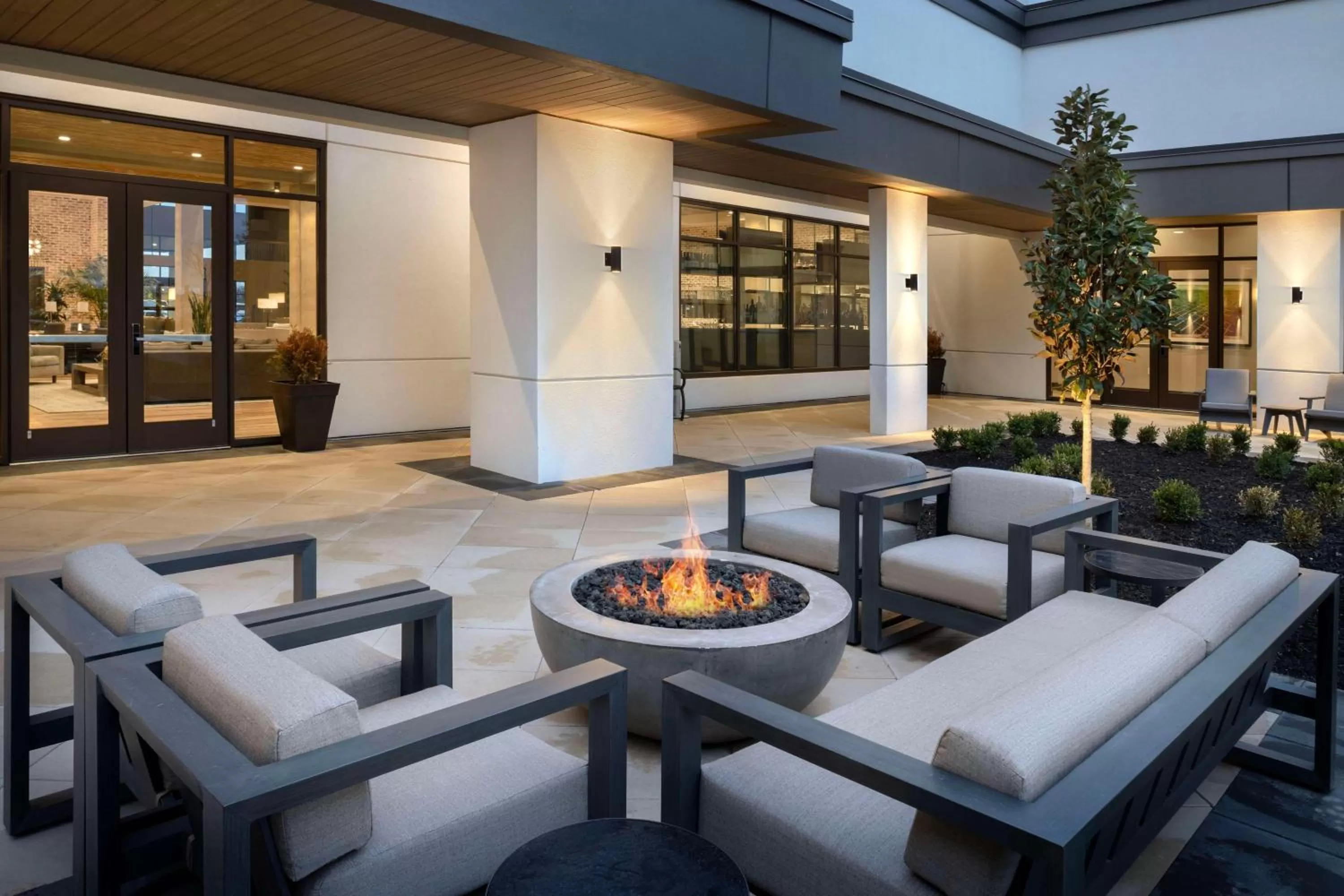 Patio in Embassy Suites By Hilton Bowling Green