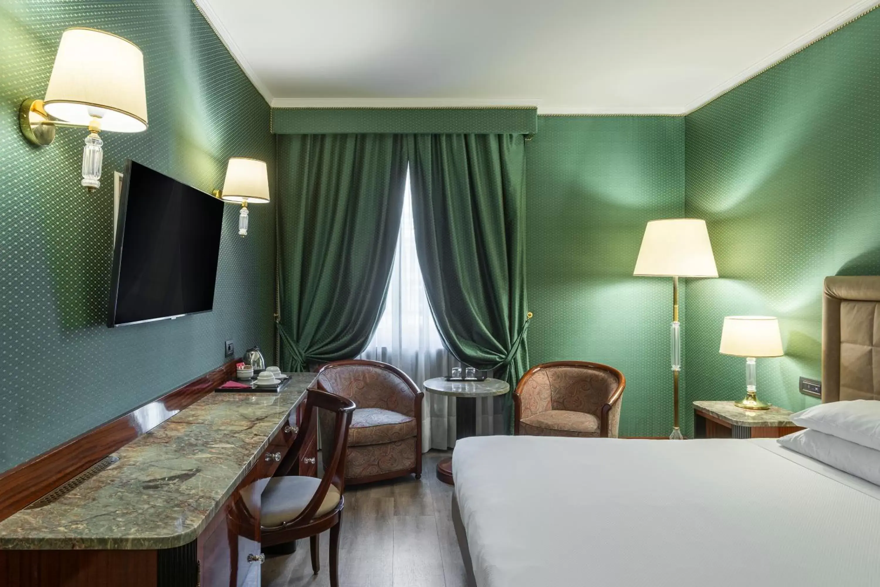 Bed, TV/Entertainment Center in Doria Grand Hotel
