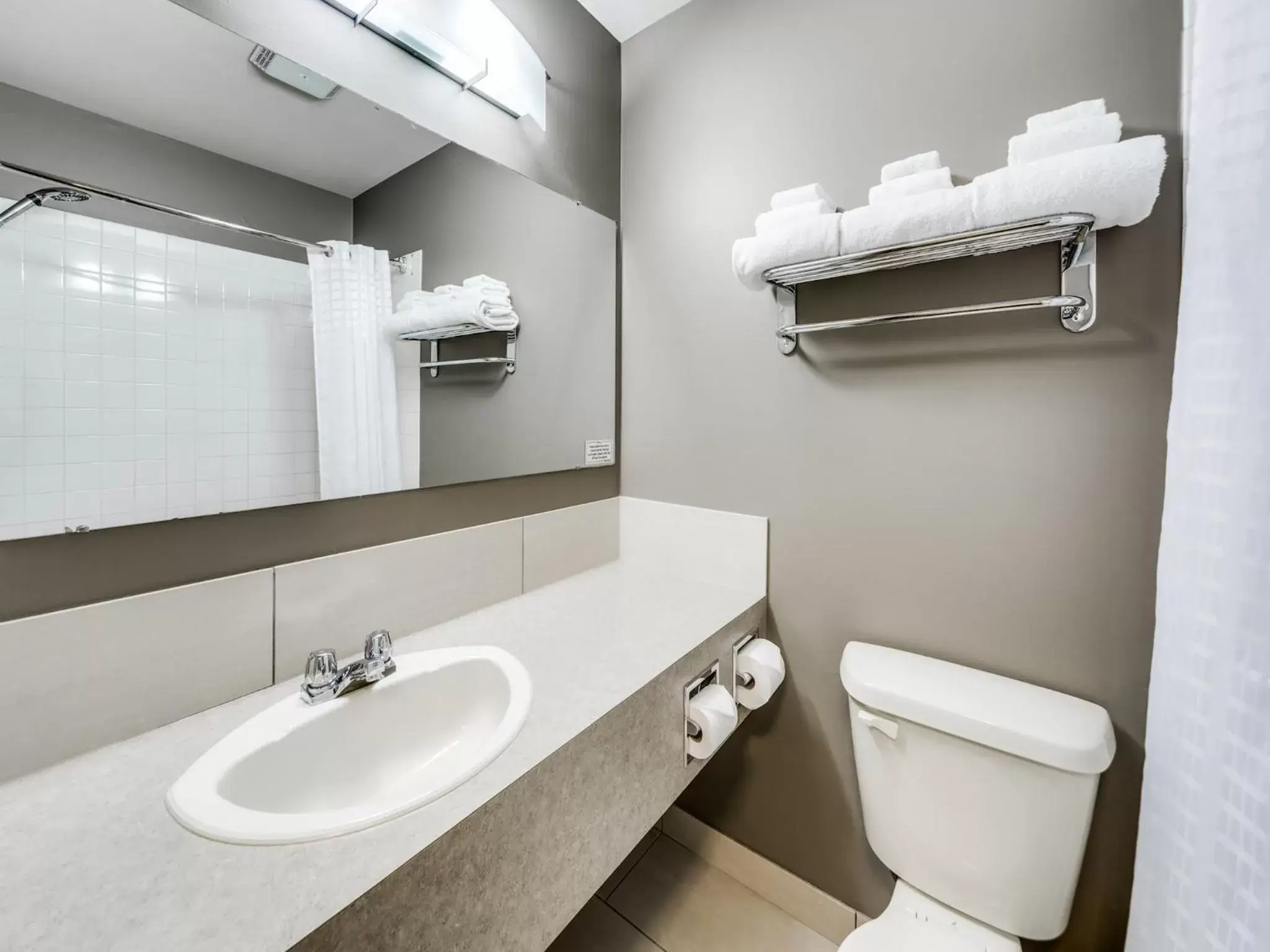 Shower, Bathroom in Heritage Inn Hotel & Convention Centre - Cranbrook