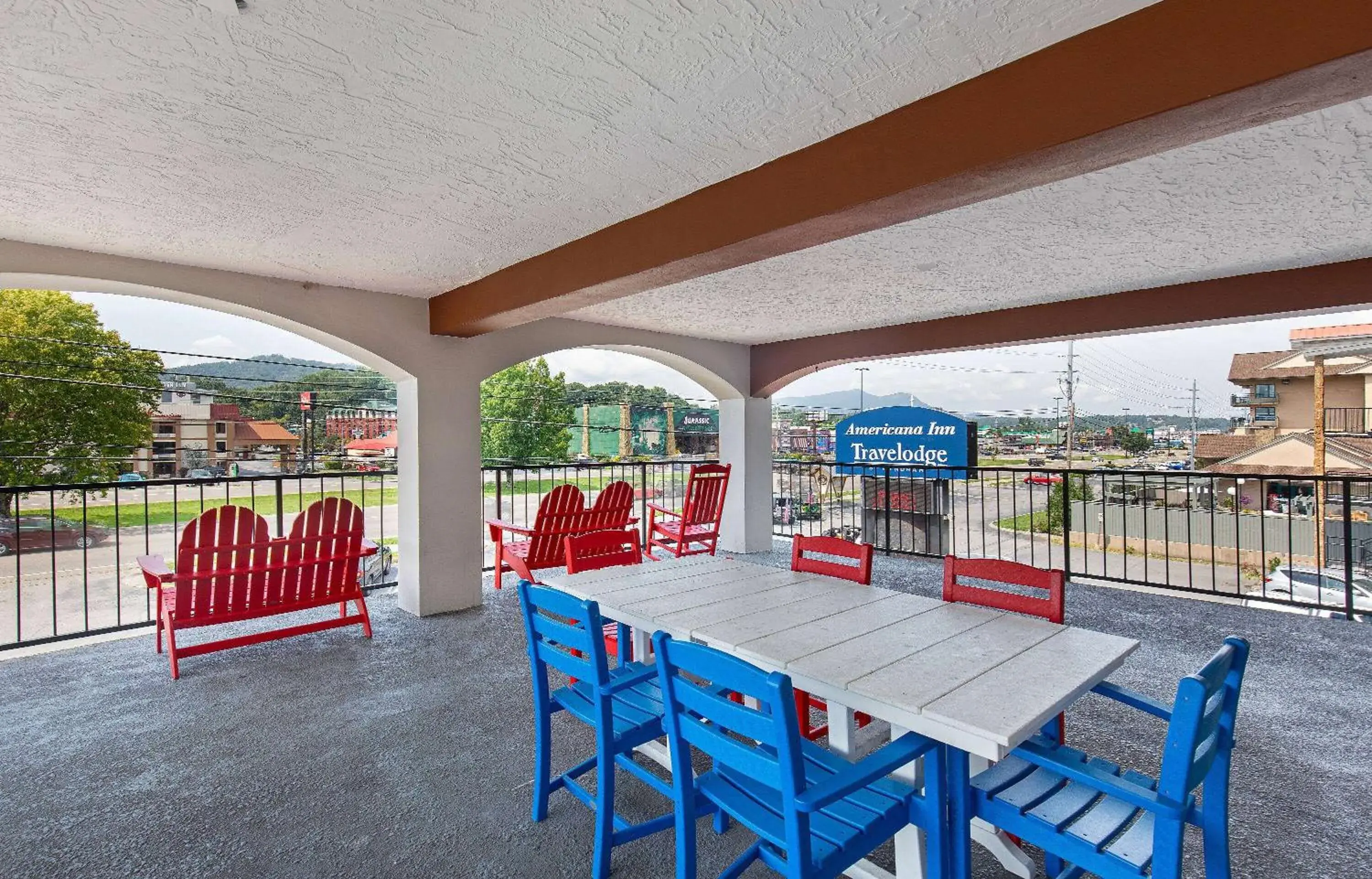 Inner courtyard view in Americana Inn a Travelodge by Wyndham