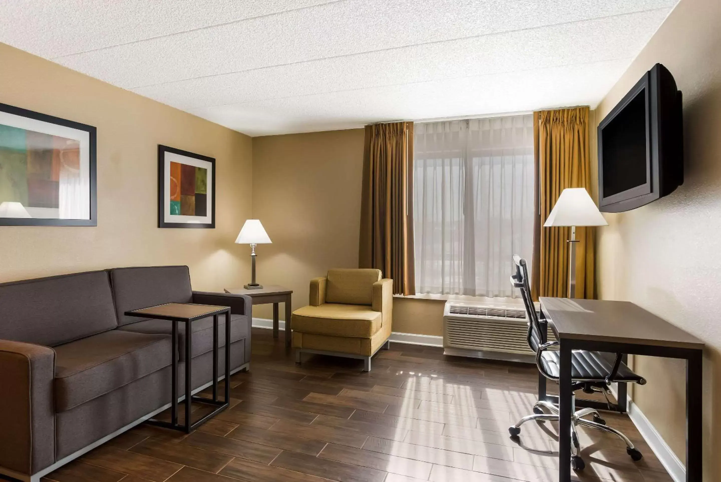 Bedroom, Seating Area in Quality Suites Milwaukee Airport