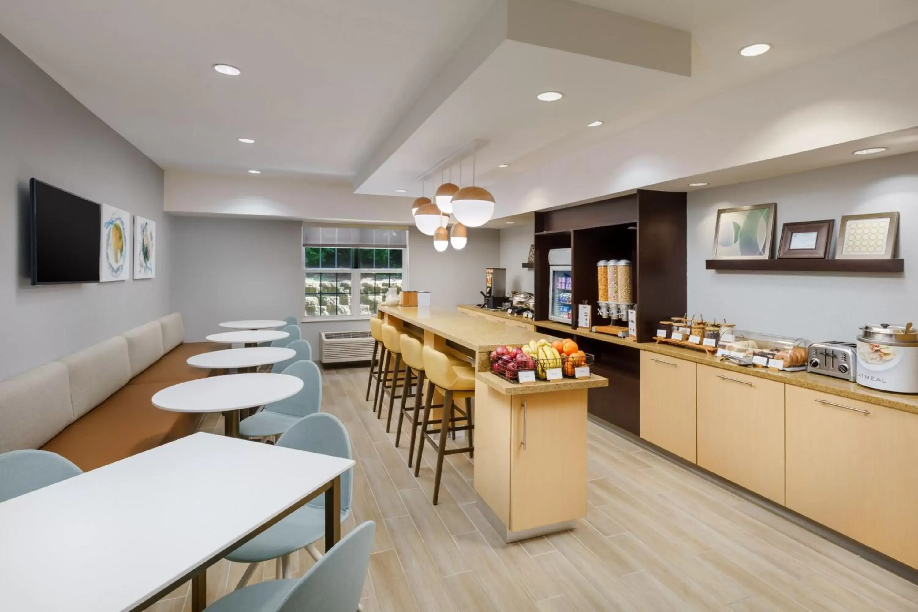 Breakfast, Restaurant/Places to Eat in TownePlace Suites Manchester-Boston Regional Airport