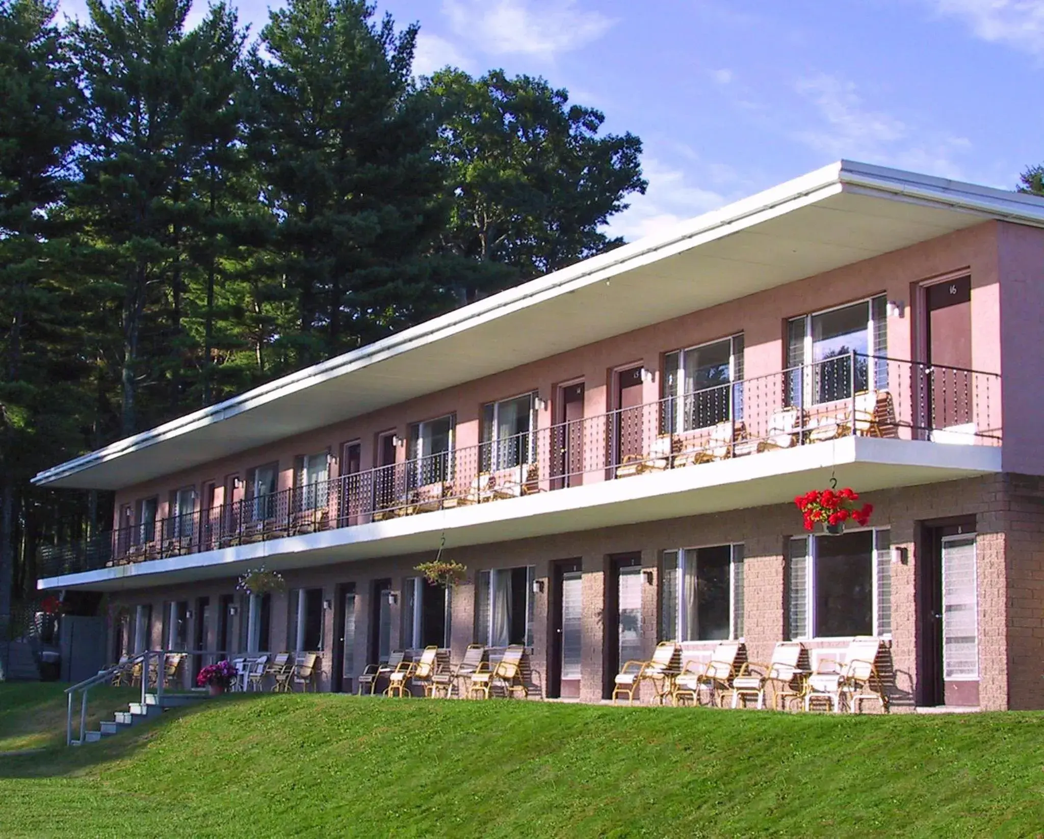 Property Building in Half Moon Motel & Cottages