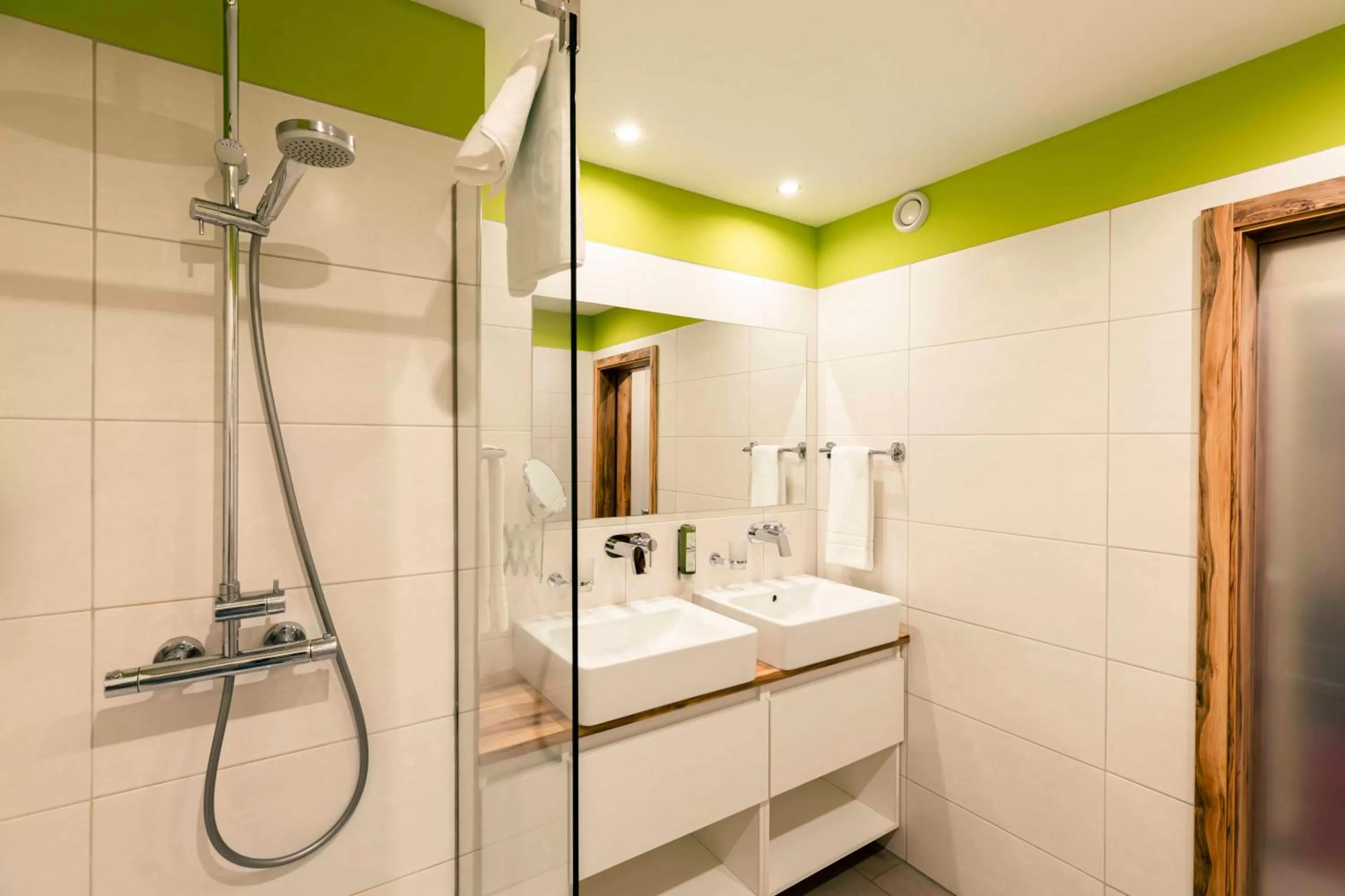 Bathroom in Landhotel GrünWies -Bonsai-Wellness Garni