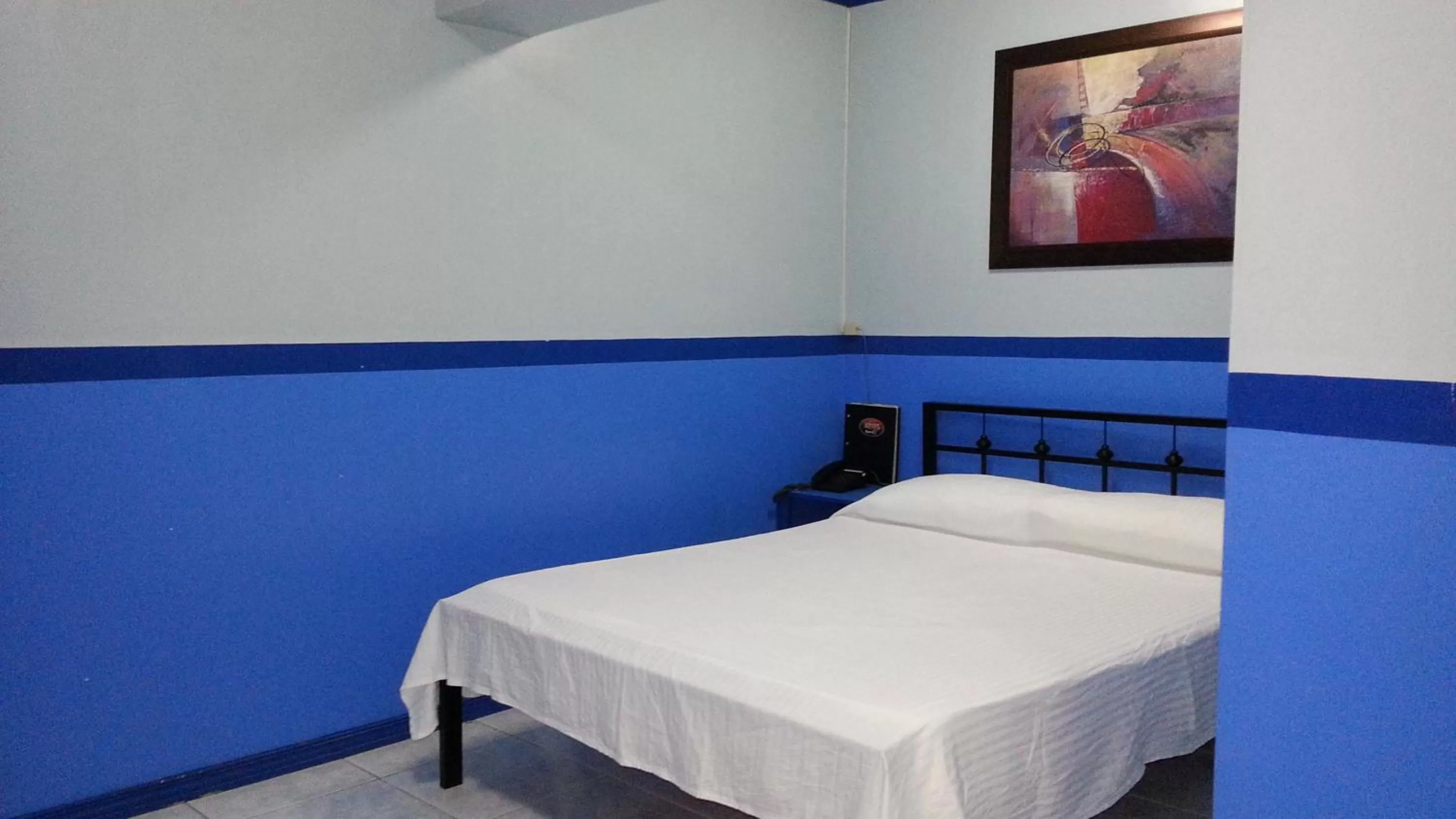 Bed in Kokomos Hotel and Restaurant