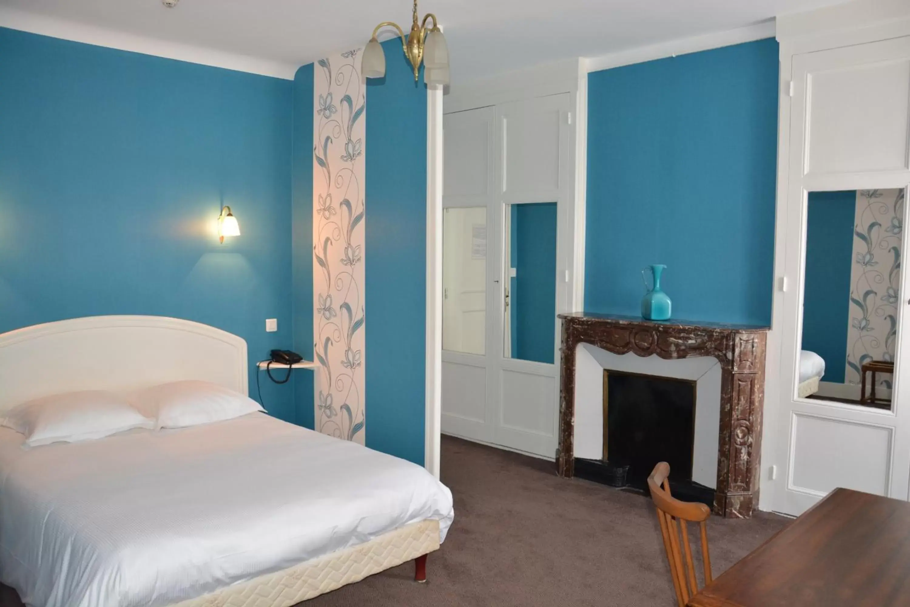 Photo of the whole room, Bed in The Originals Boutique, Hôtel Terminus, Bourg-en-Bresse Gare (Qualys-Hotel)