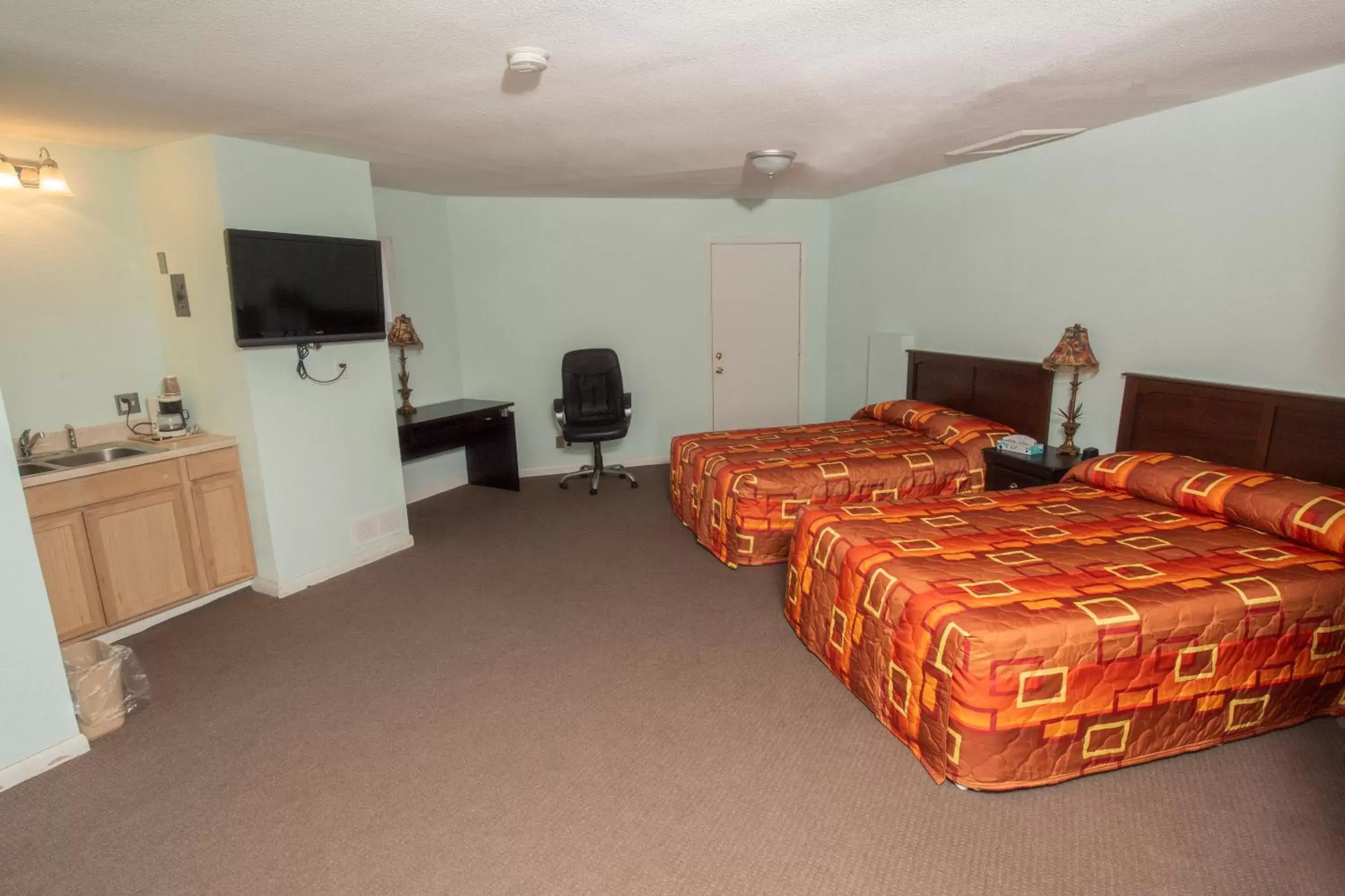 Kitchen or kitchenette, Bed in Tower 64 Motel & RV