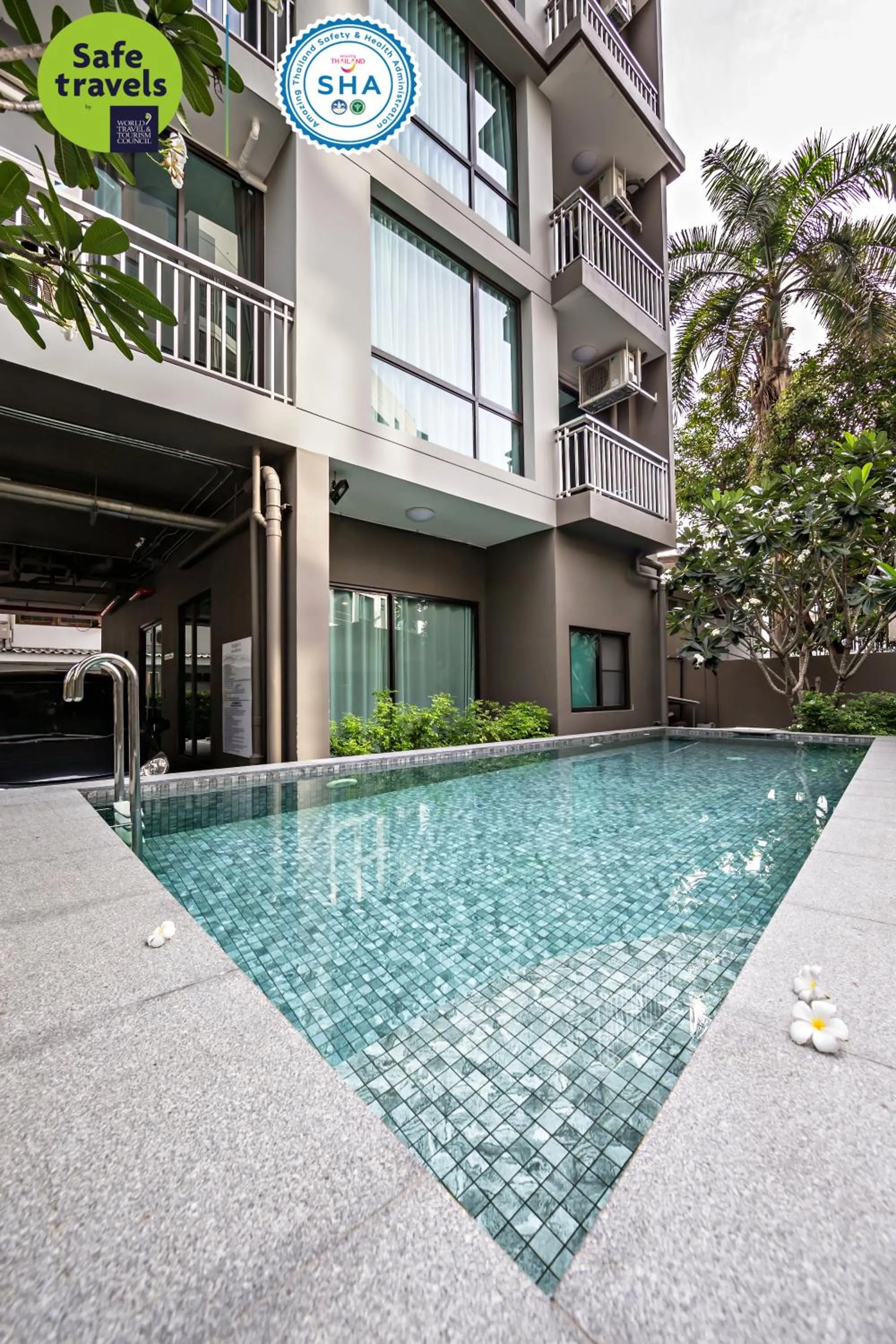 Swimming pool in Like Sukhumvit 22