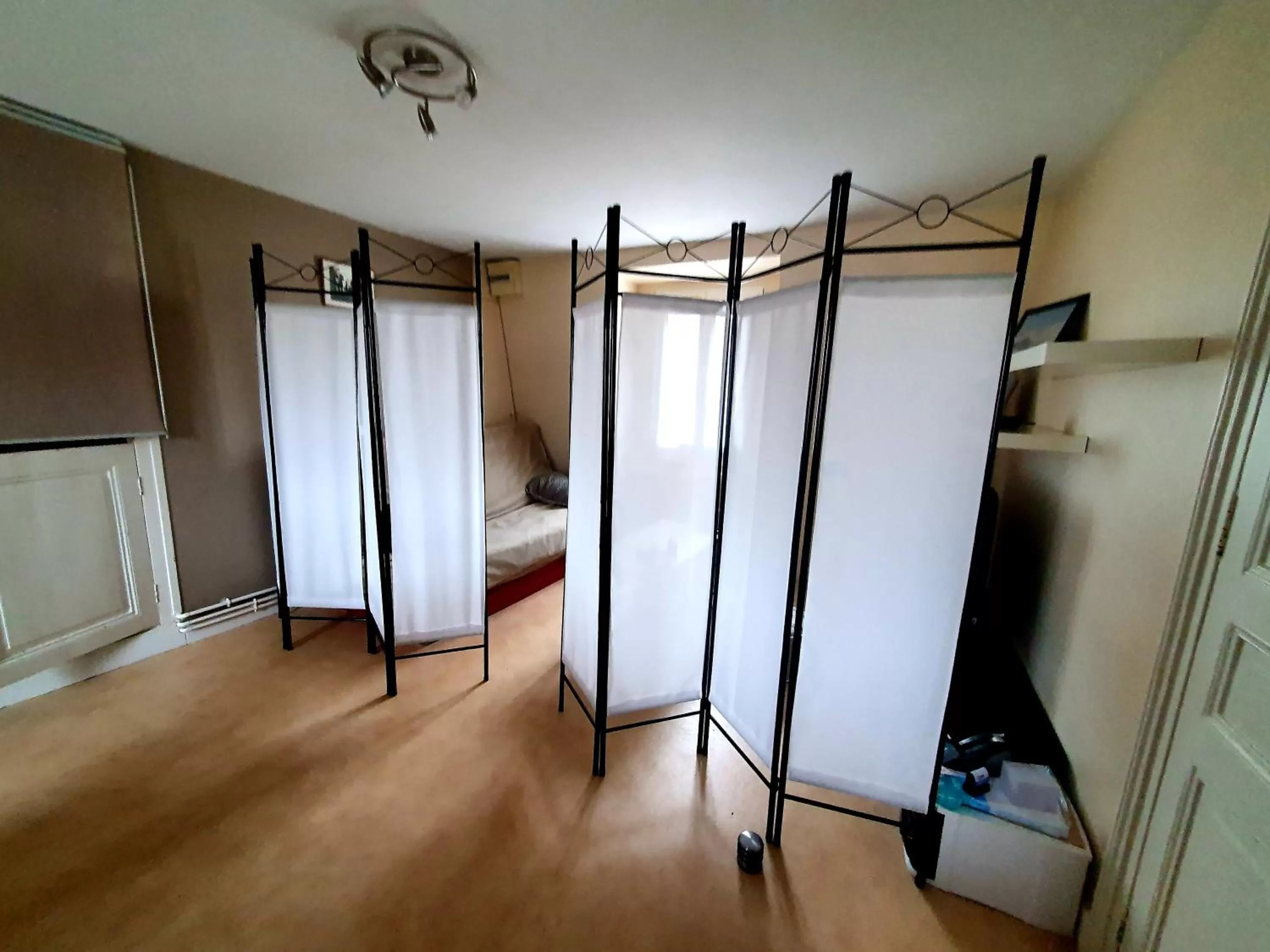 TV/Entertainment Center in Cocon cosy avec SDB privée à Tours centre