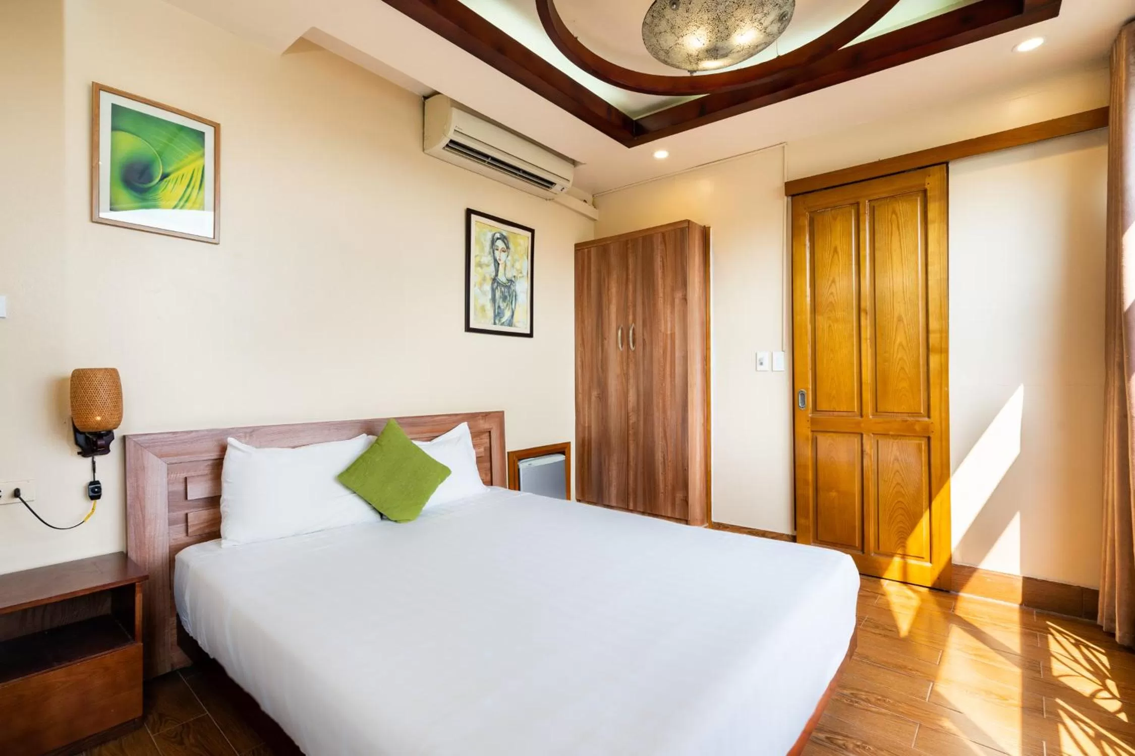 Photo of the whole room, Bed in Artisan Lakeview Hotel