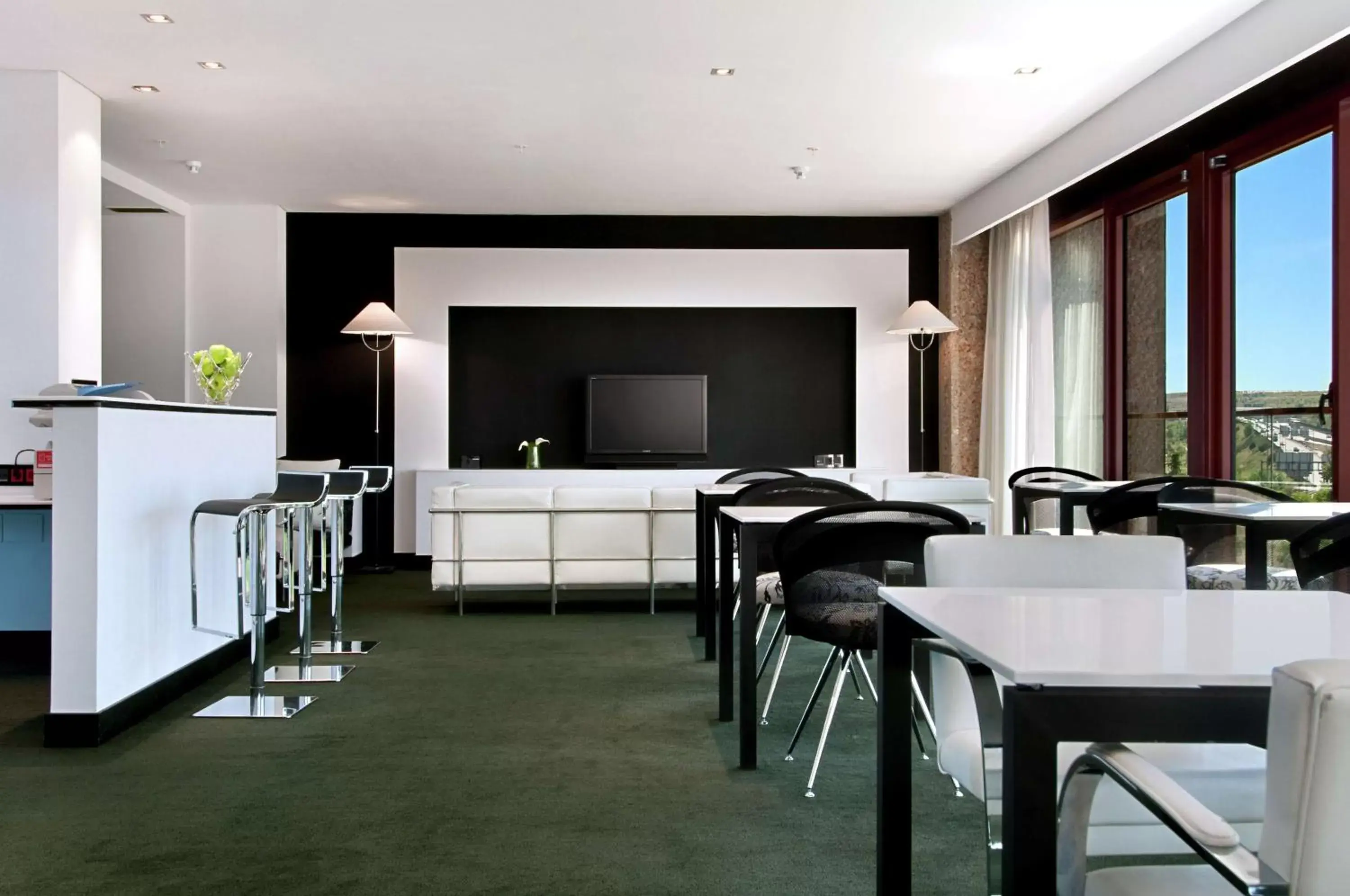 Property building, TV/Entertainment Center in Hilton Madrid Airport