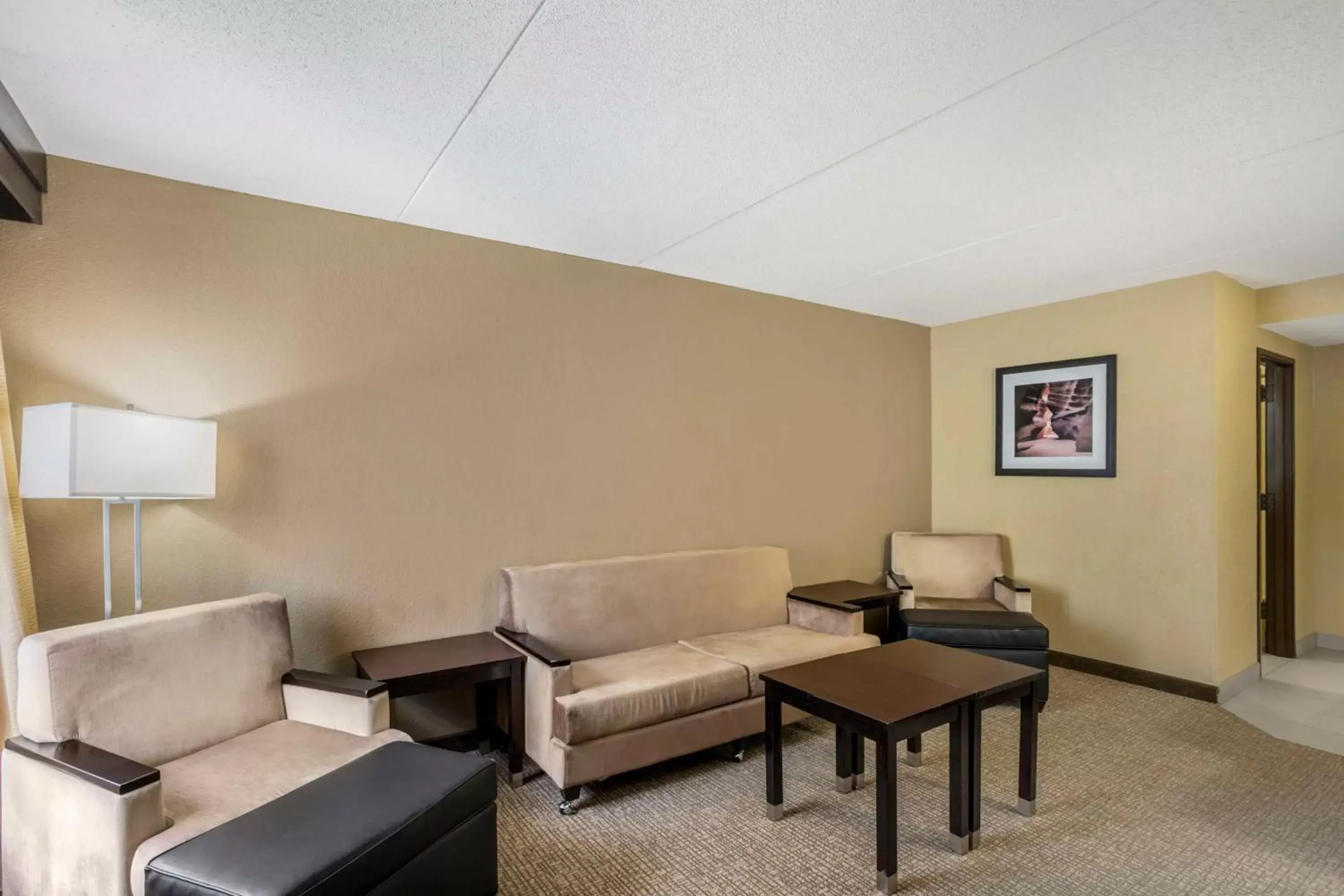 Photo of the whole room, Seating Area in Best Western Harrisburg North Hotel