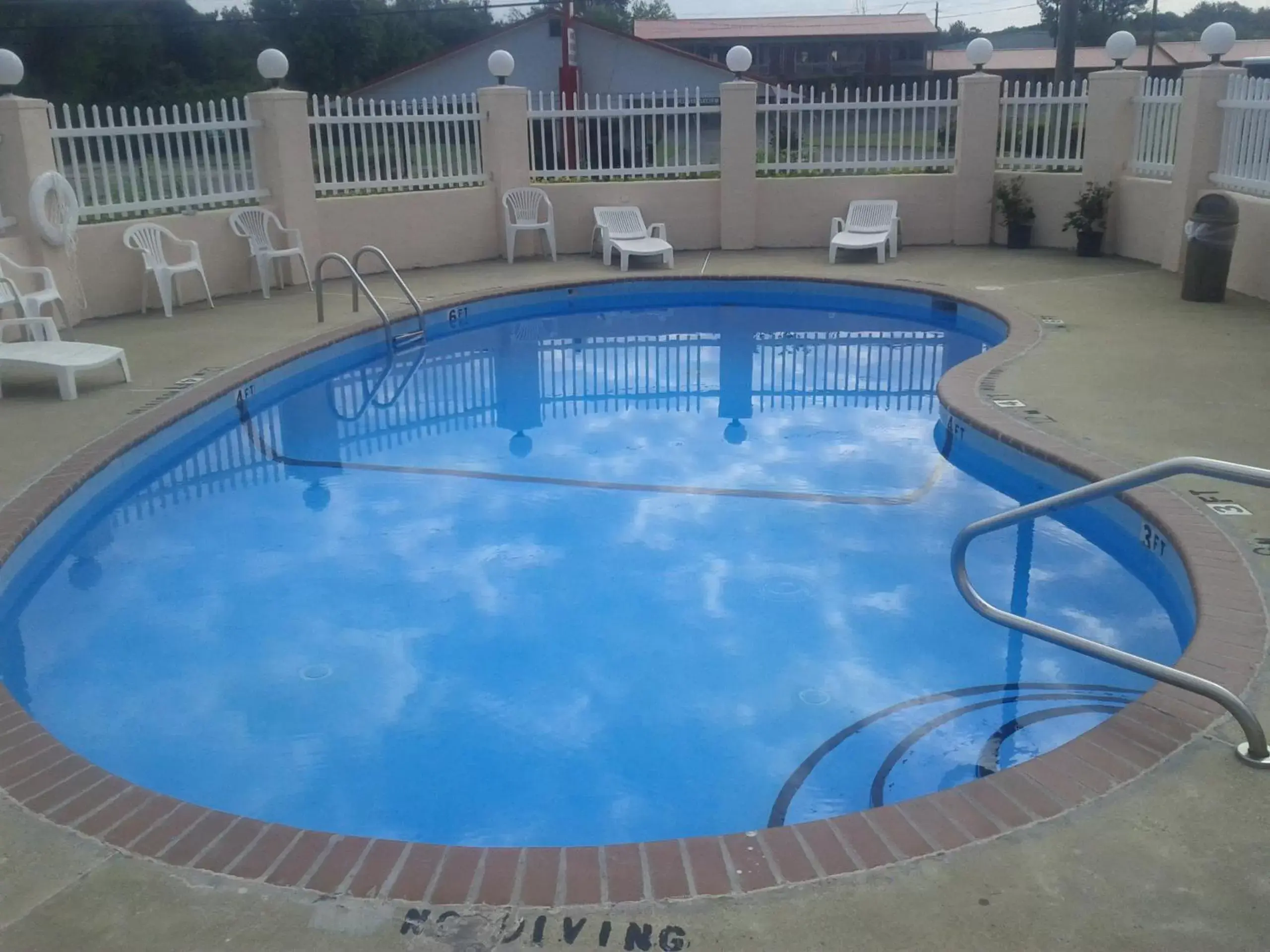 Swimming Pool in Econo Lodge Calhoun North Damascus