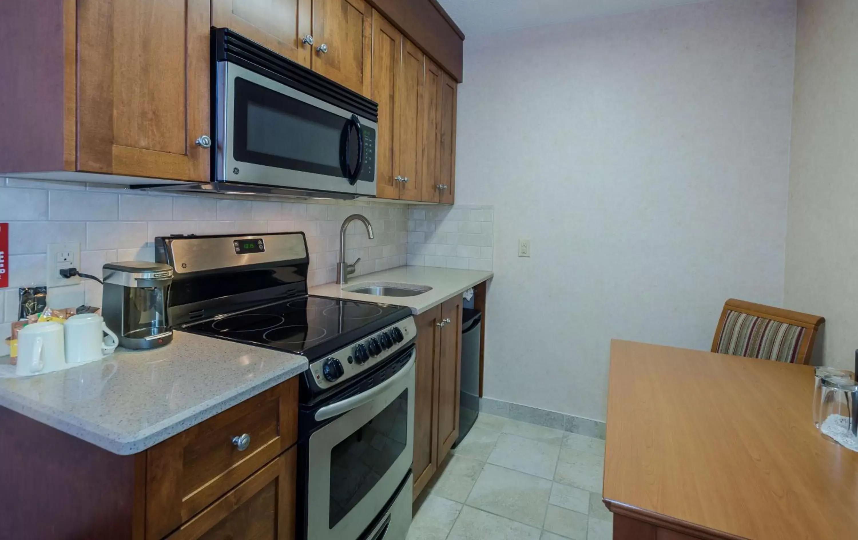 Photo of the whole room, Kitchen/Kitchenette in Best Western Plus Otonabee Inn