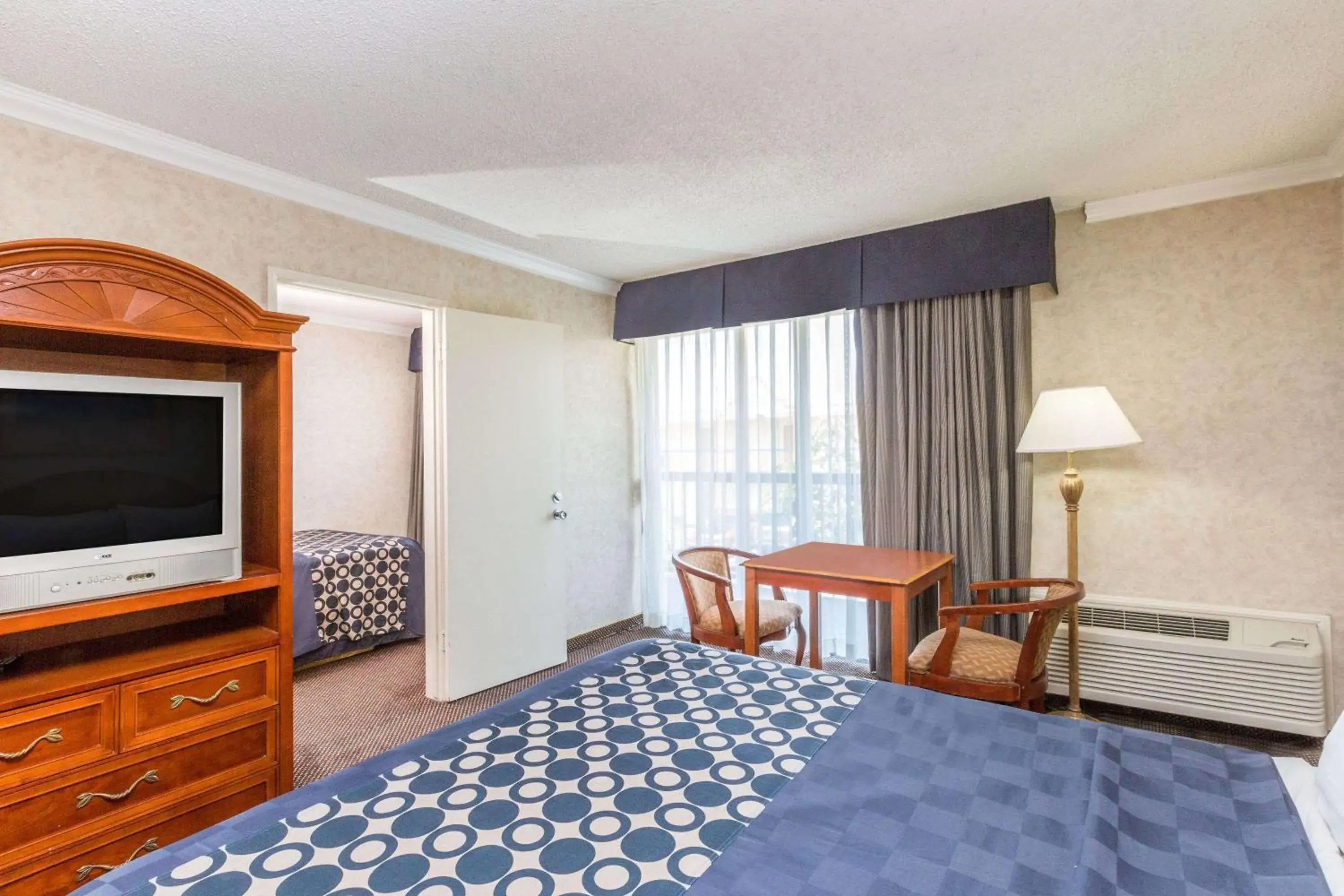 Photo of the whole room, Bed in Days Inn by Wyndham Los Angeles LAX/VeniceBch/Marina DelRay