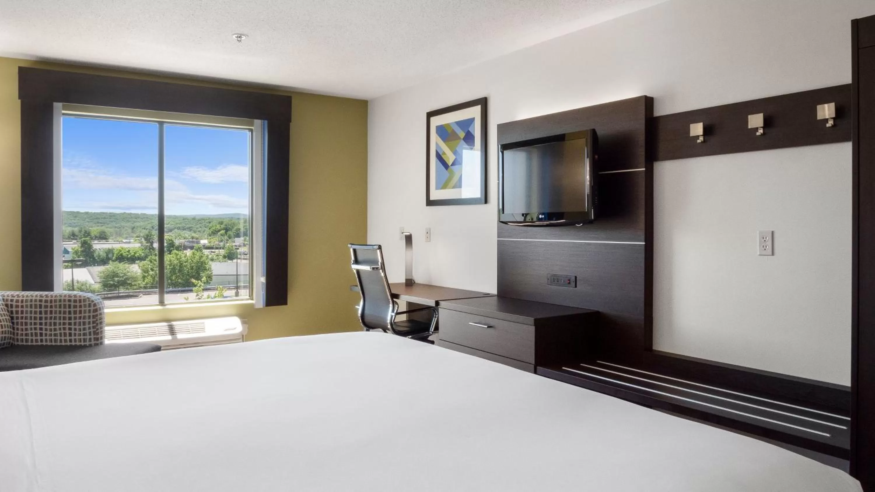 Photo of the whole room, Bed in Holiday Inn Express Hotel & Suites Newton Sparta by IHG