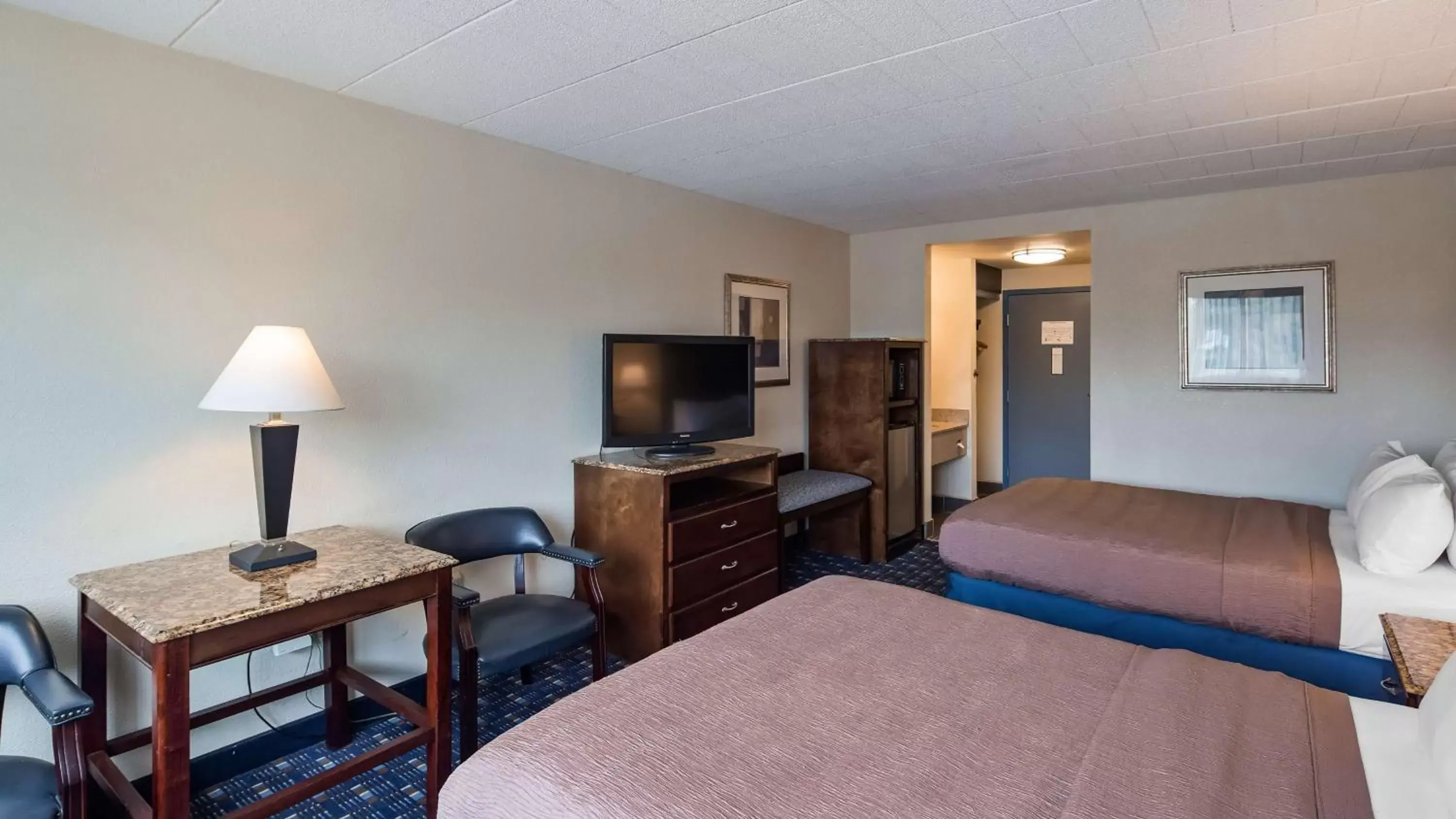 Bed, TV/Entertainment Center in Best Western Plus Reading Inn & Suites