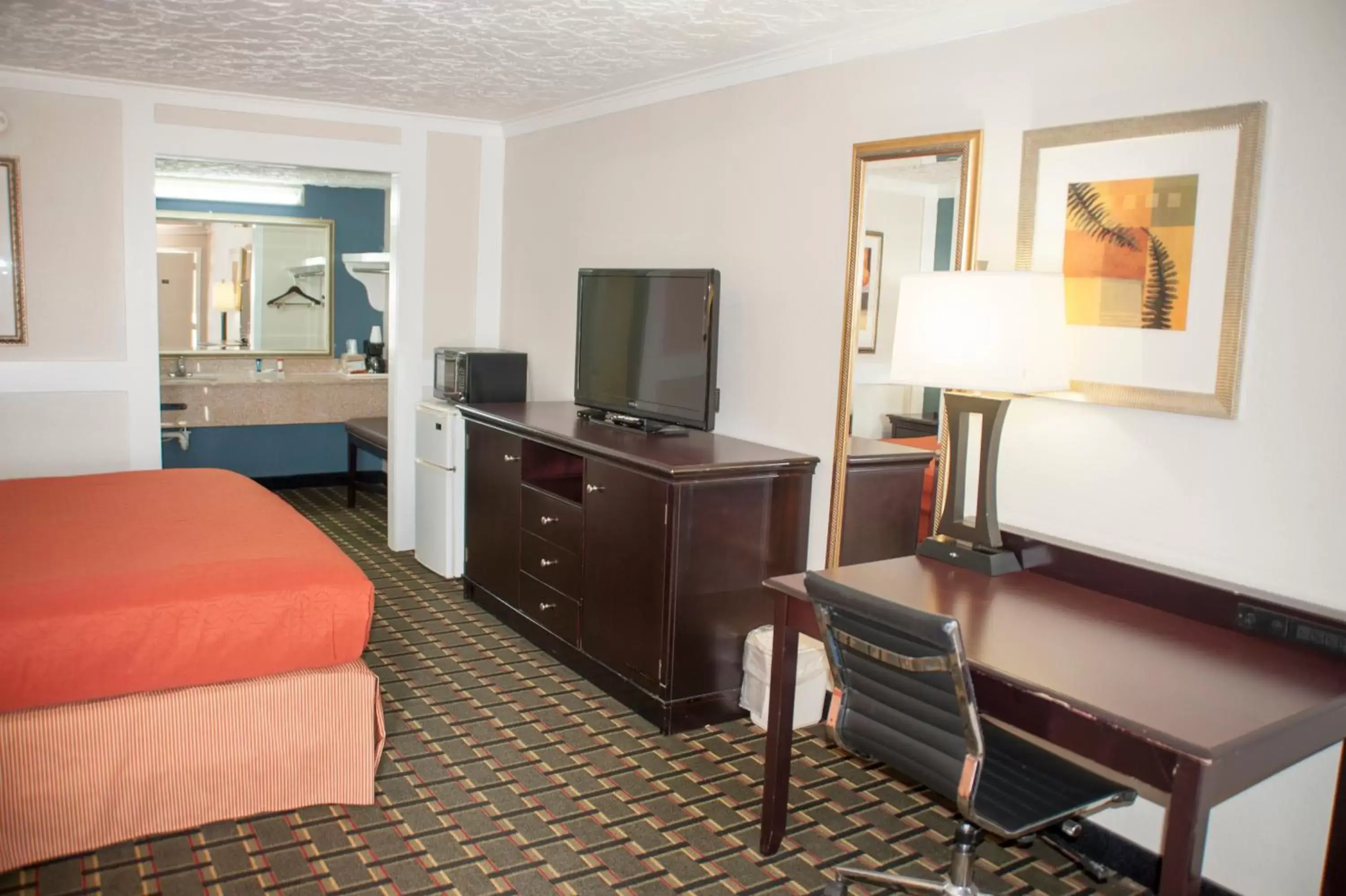 TV and multimedia, TV/Entertainment Center in Victorian Inn & Suites