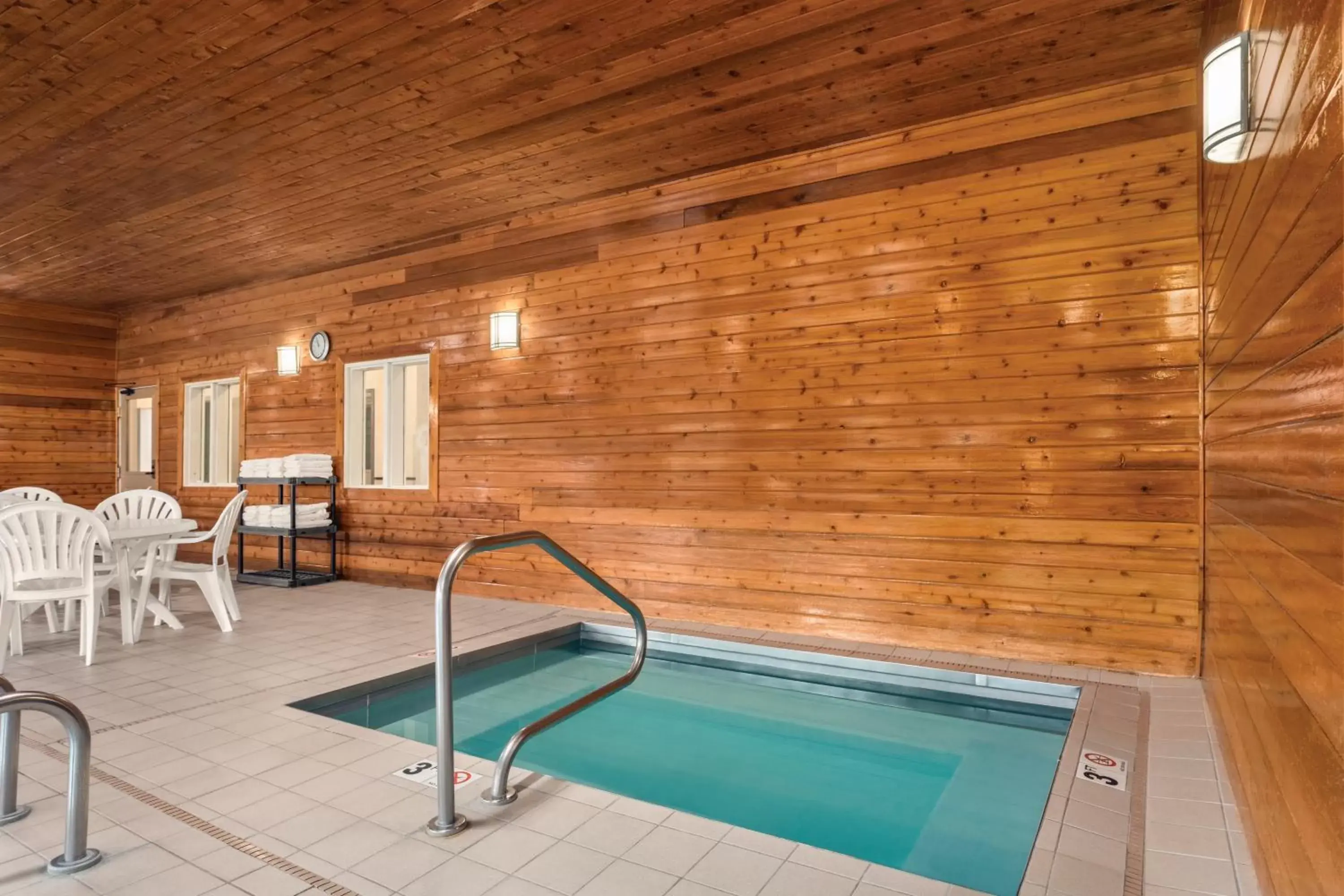 Hot Tub, Swimming Pool in Country Inn & Suites by Radisson, Dakota Dunes, SD