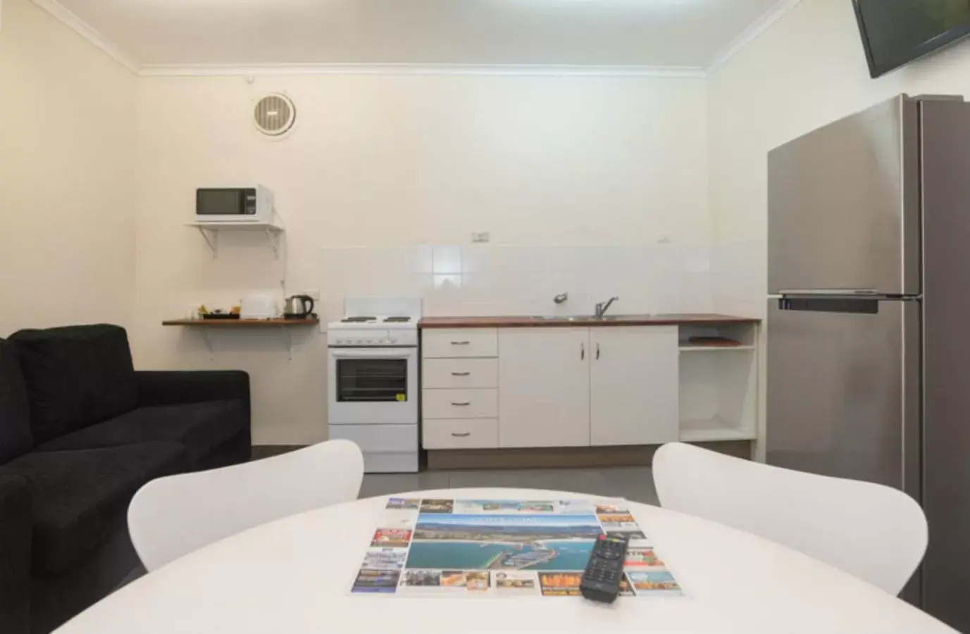 Kitchen/Kitchenette in Sanctuary Resort Motor Inn