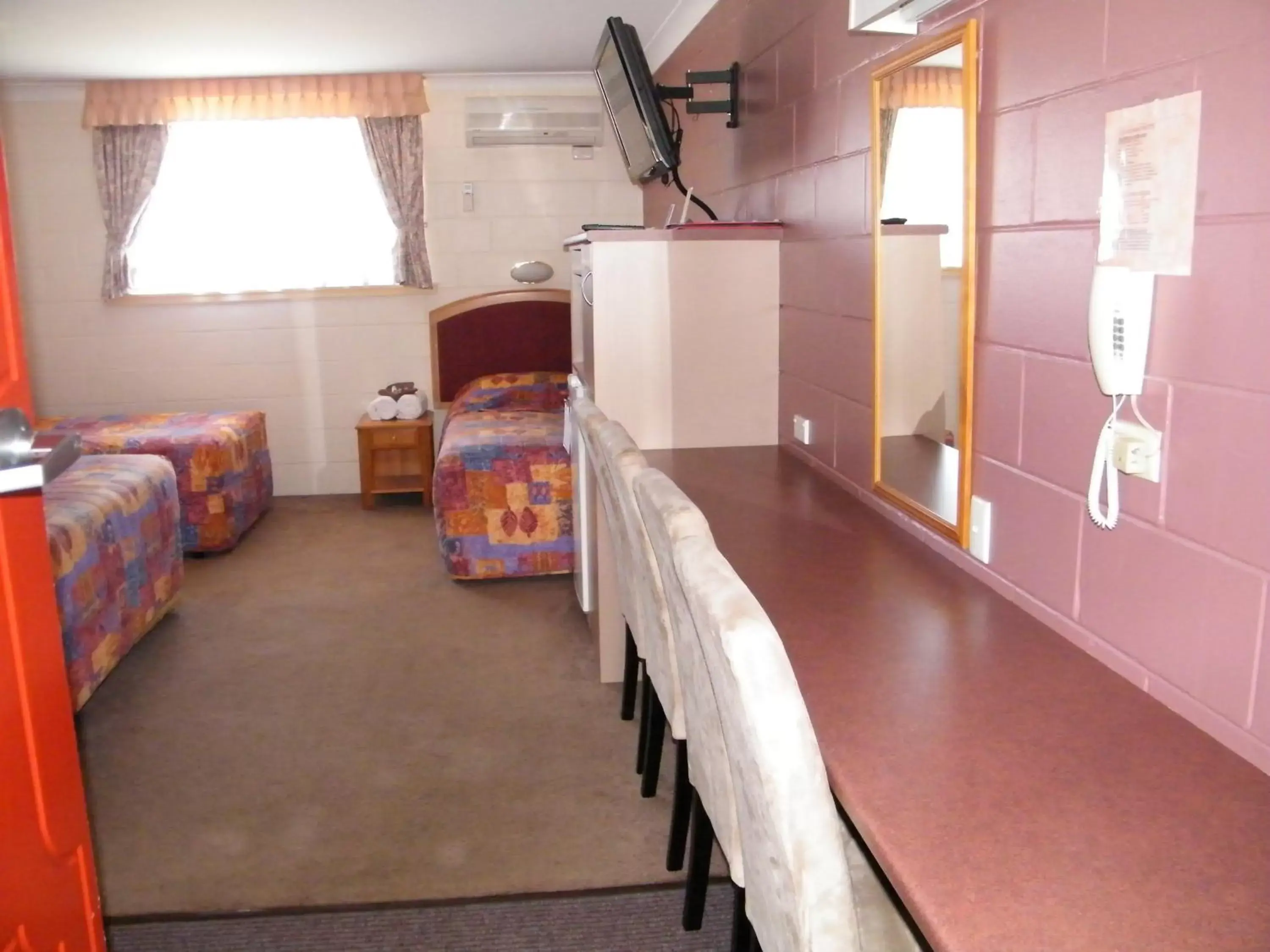 Photo of the whole room, Kitchen/Kitchenette in Clansman Motel