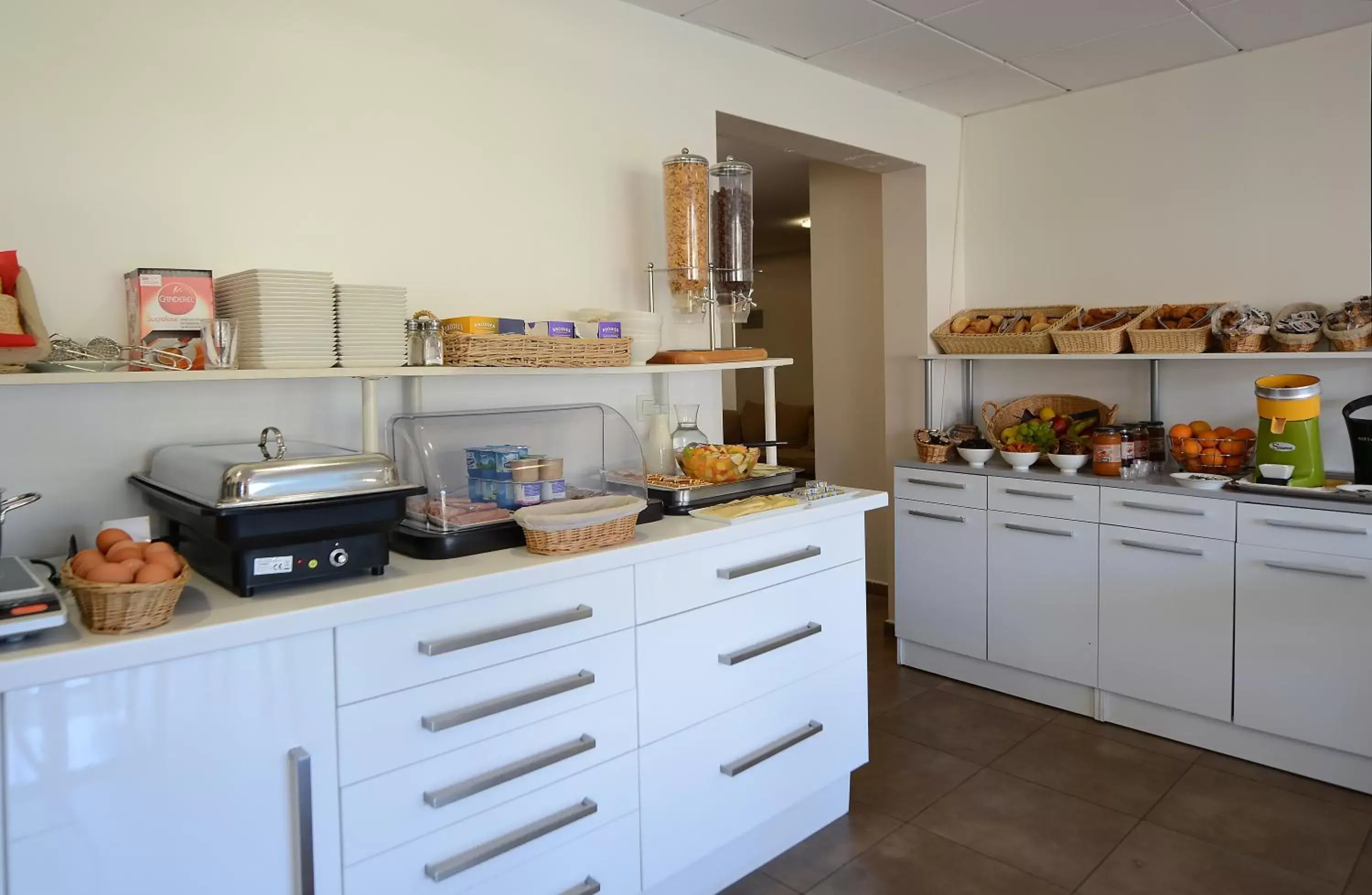 Buffet breakfast, Kitchen/Kitchenette in Hôtel A Madonetta