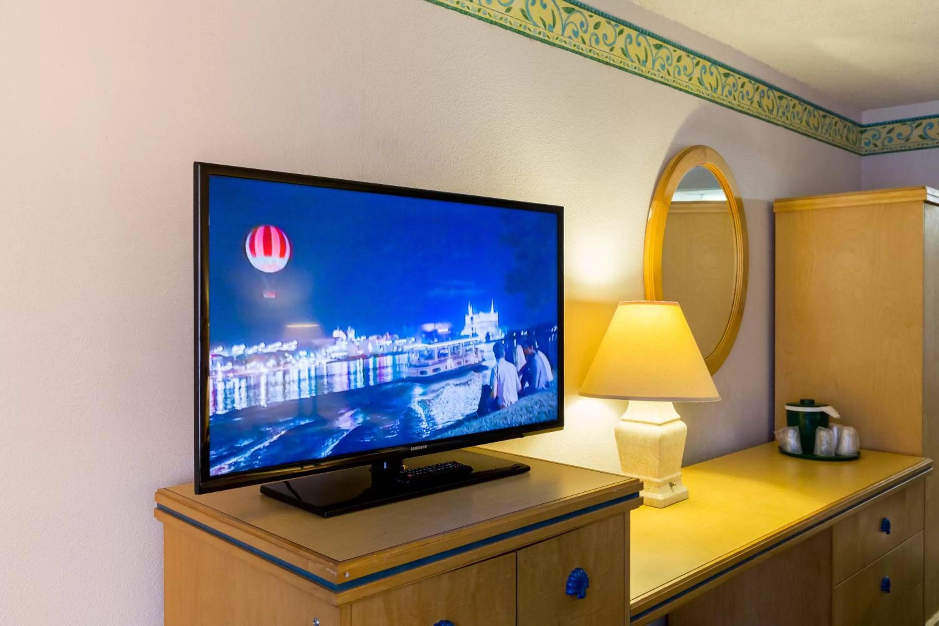 Communal lounge/ TV room in Maingate Lakeside Resort