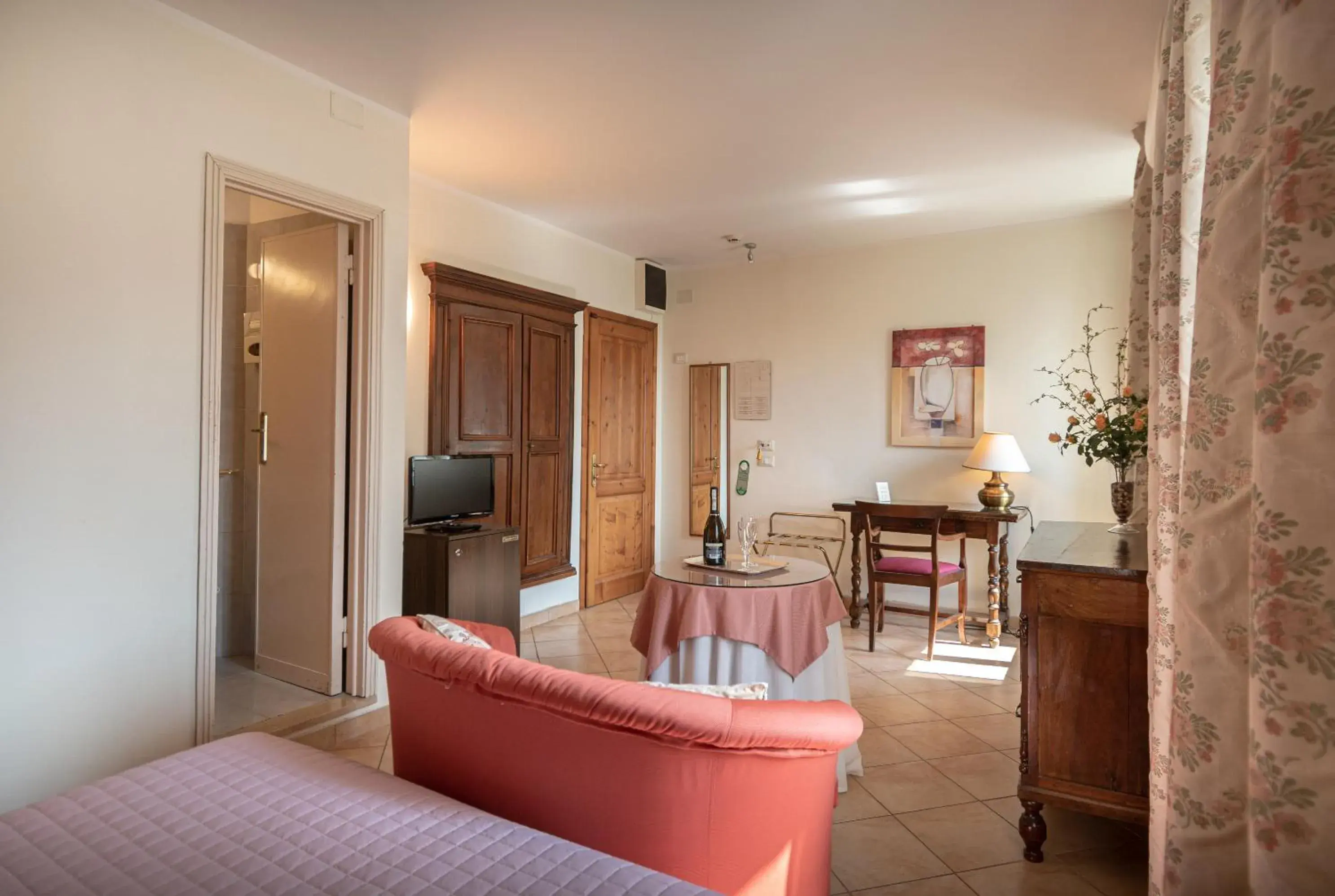 Bedroom, Seating Area in Hotel Umbra