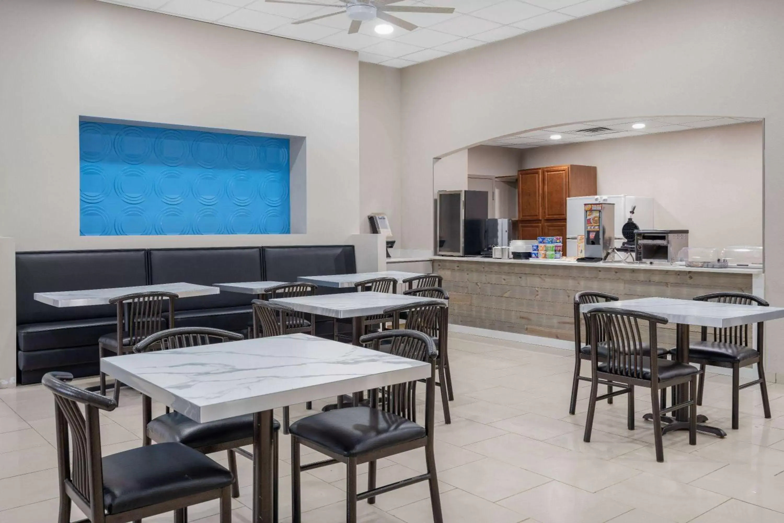 Breakfast, Restaurant/Places to Eat in Days Inn & Suites by Wyndham Niagara Falls/Buffalo