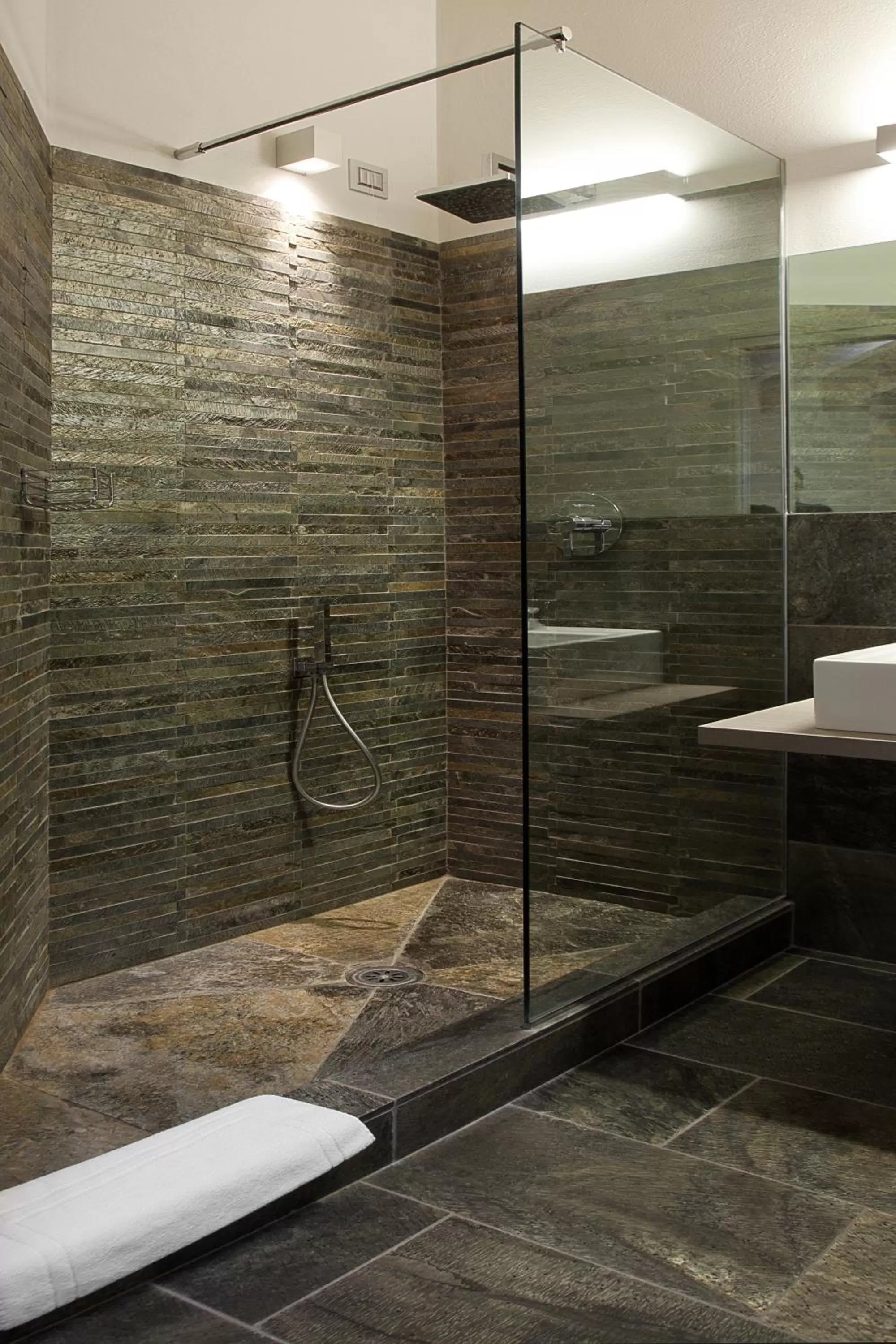 Bathroom in Hotel Di Varese