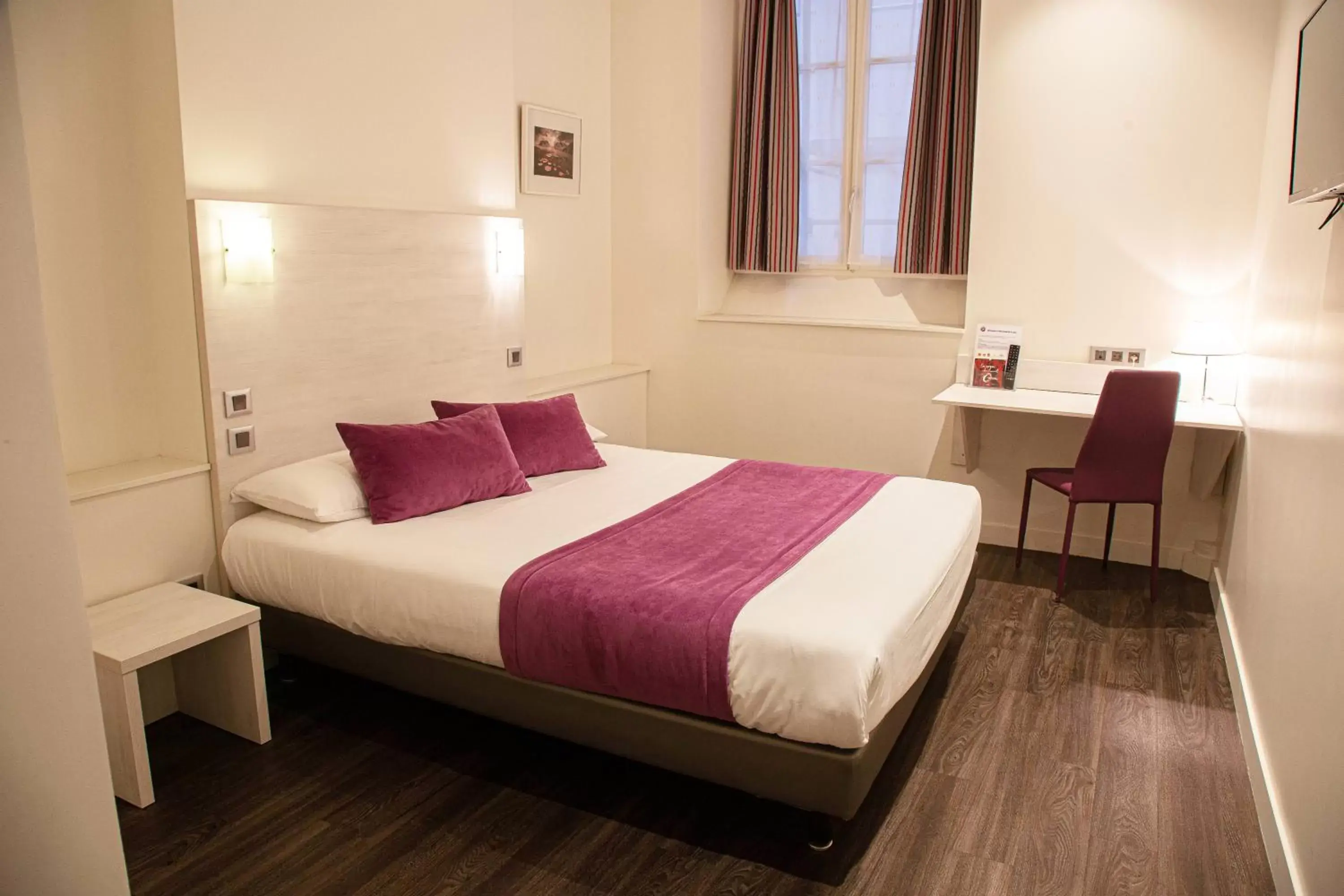 Bedroom, Bed in Hotelo Lyon Ainay