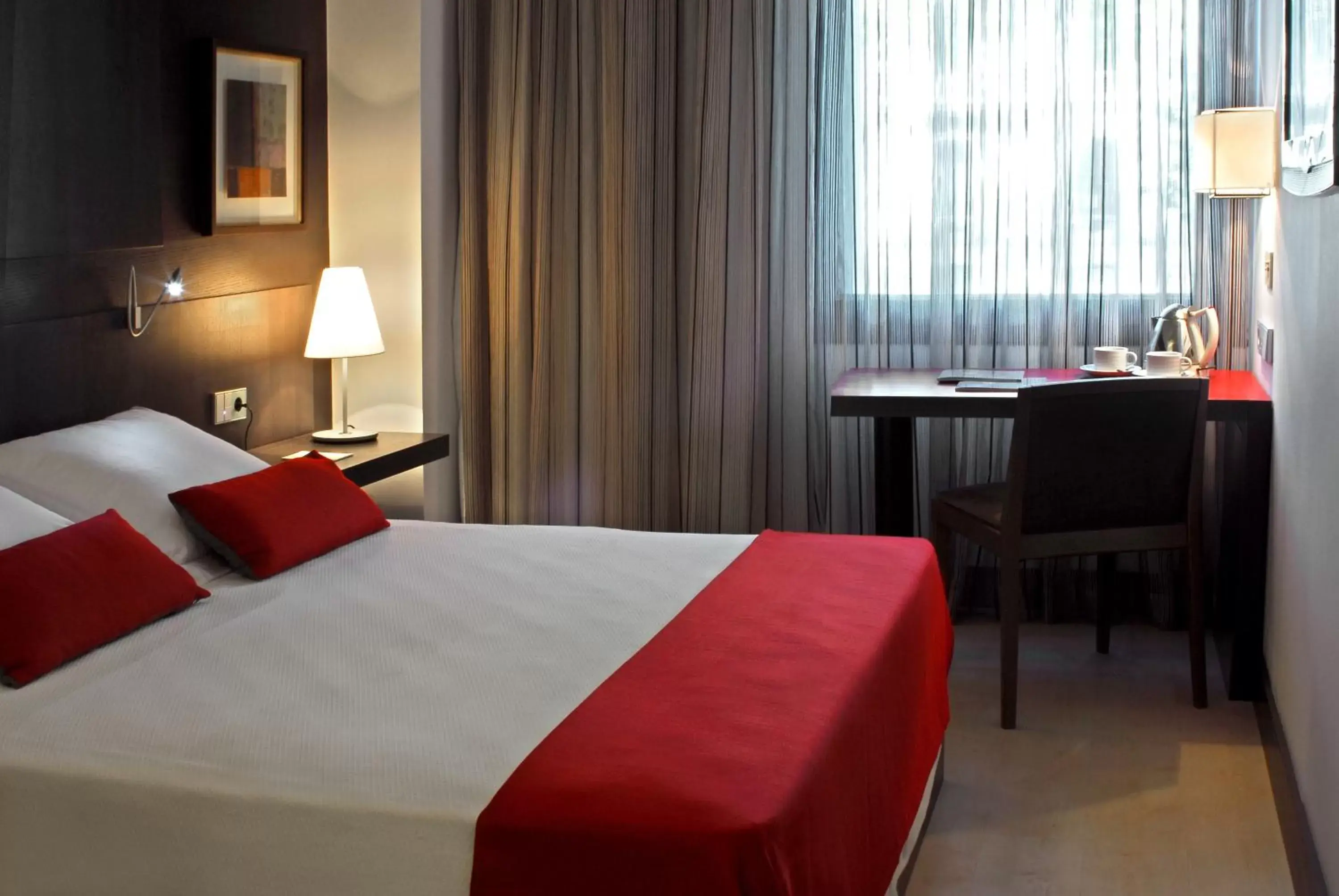 Photo of the whole room, Bed in Grupotel Gran Via 678