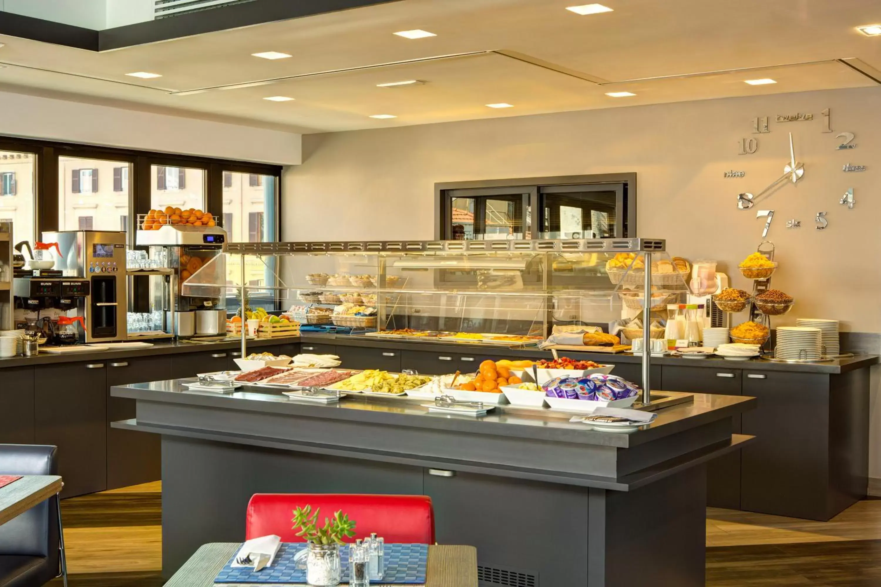 Buffet breakfast, Restaurant/Places to Eat in iQ Hotel Roma