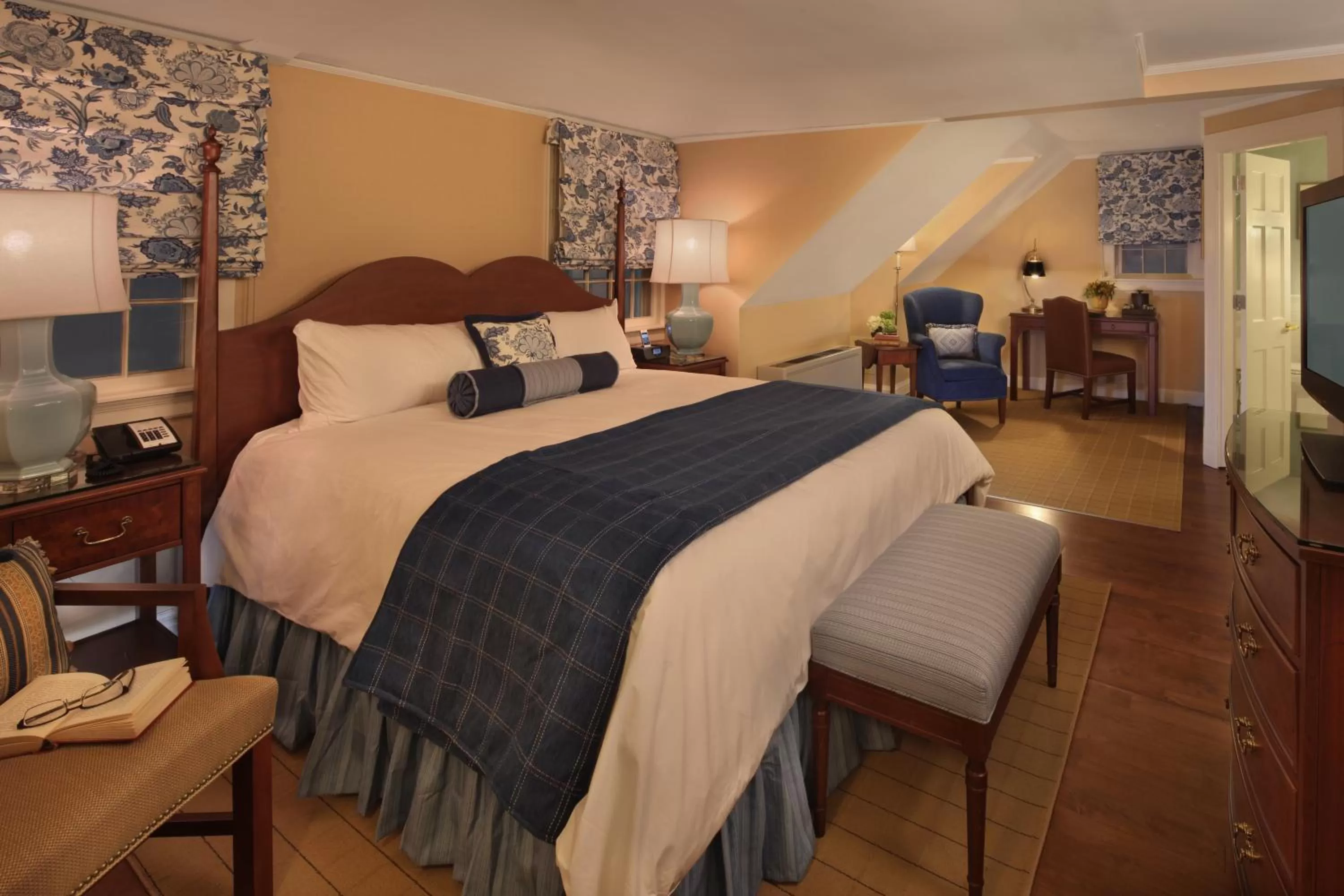 Photo of the whole room, Bed in Inn on Boltwood