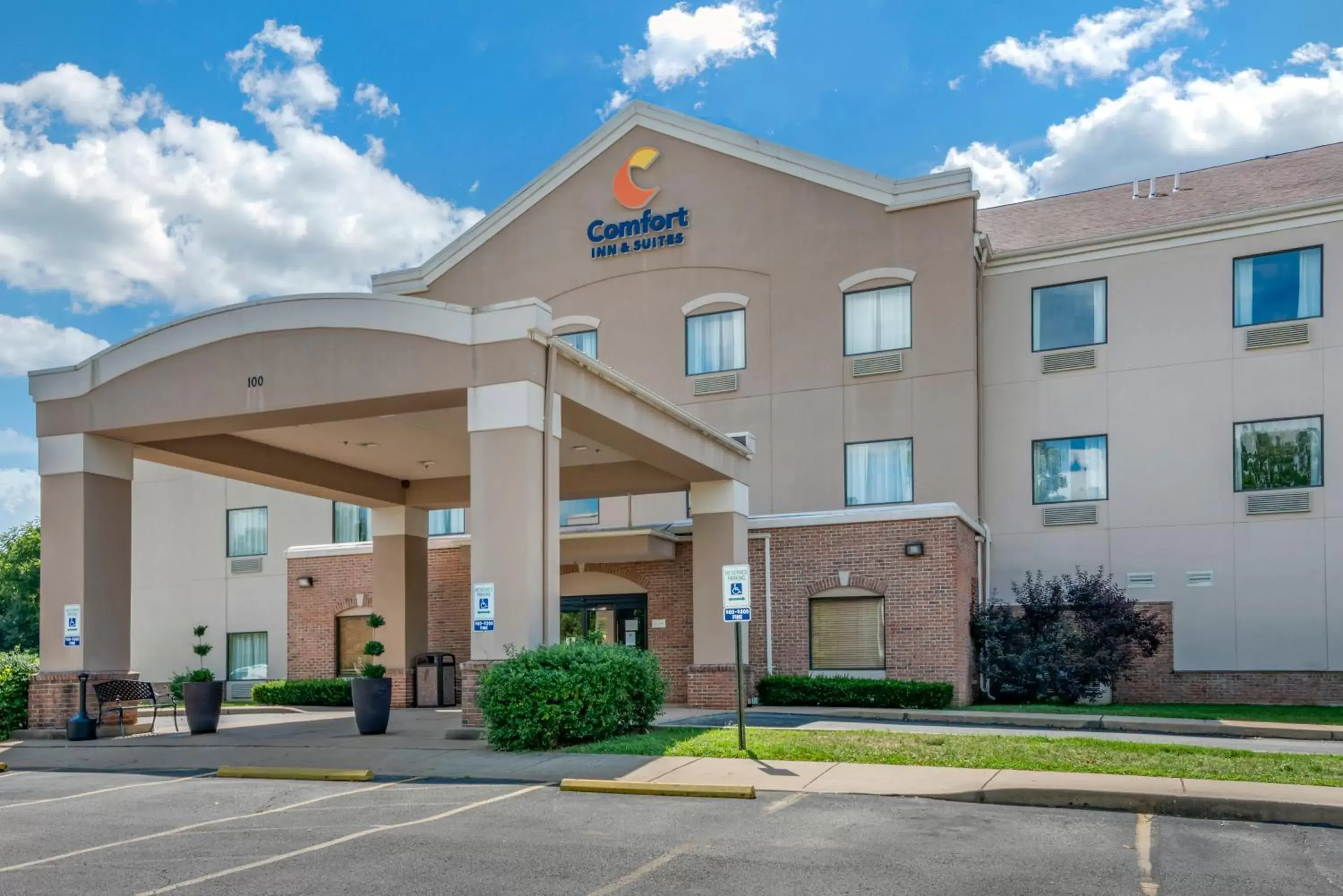 Facade/entrance, Property Building in Comfort Inn & Suites St Louis-O'Fallon