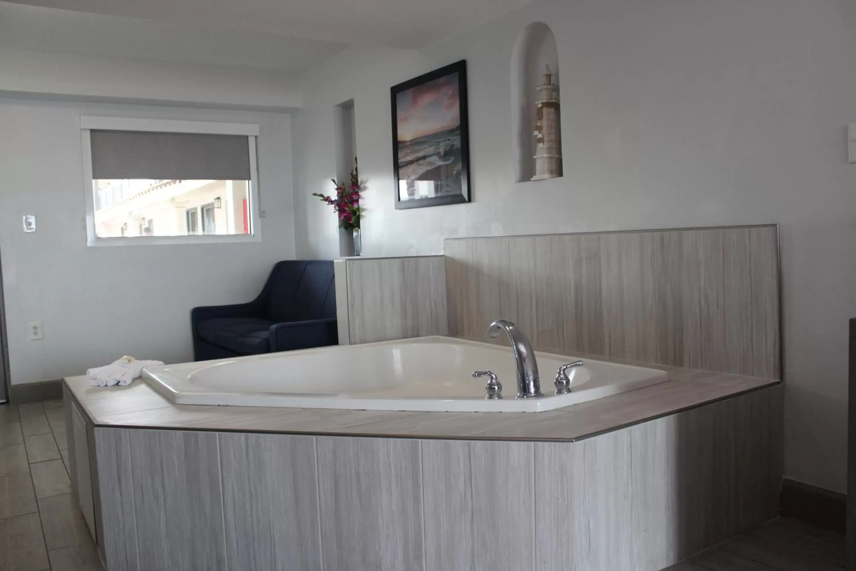 Hot Tub, Bathroom in La Quinta by Wyndham Oceanfront Daytona Beach