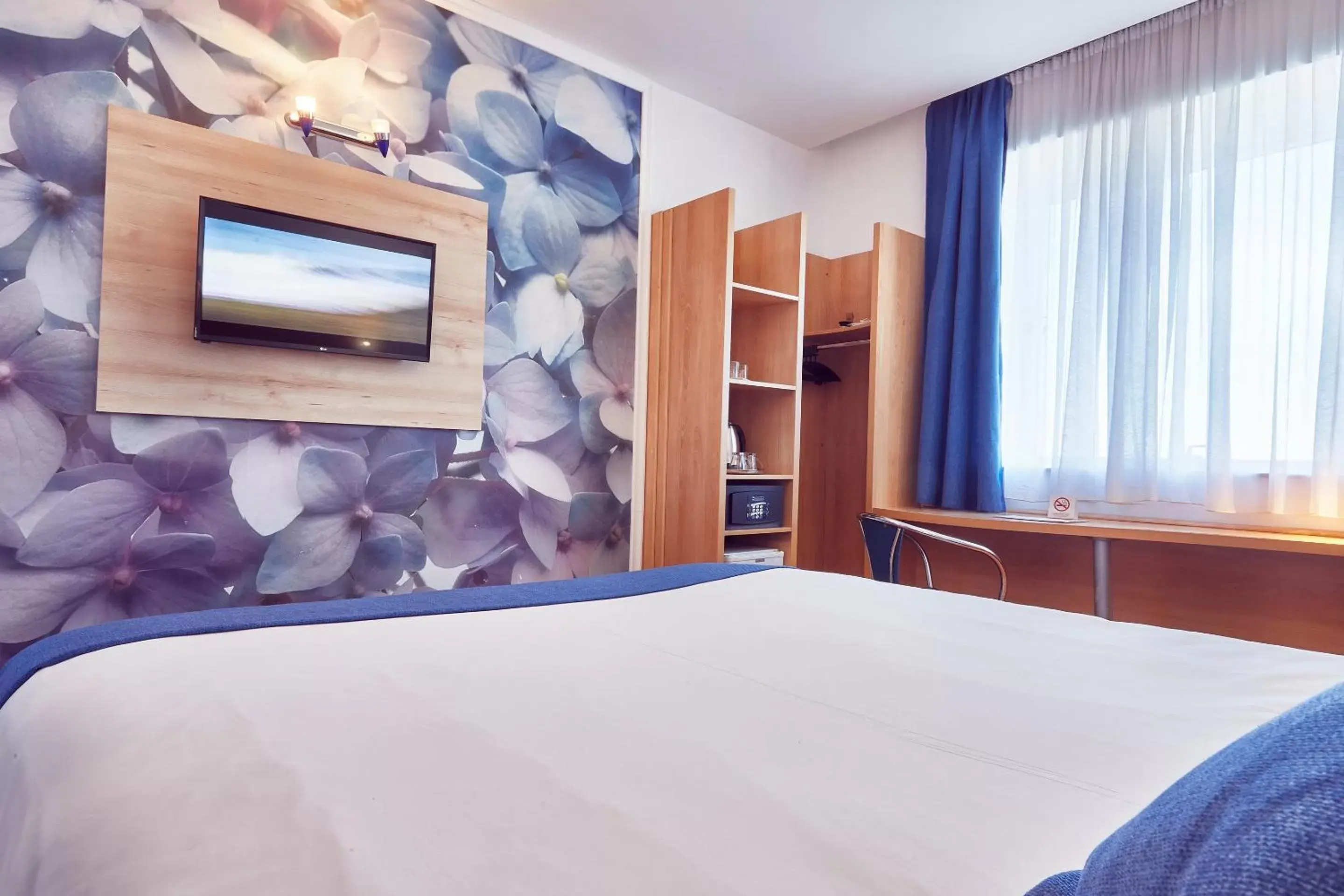 TV and multimedia, Bed in MyContinental Sibiu TV and multimedia, Bed in MyContinental Sibiu